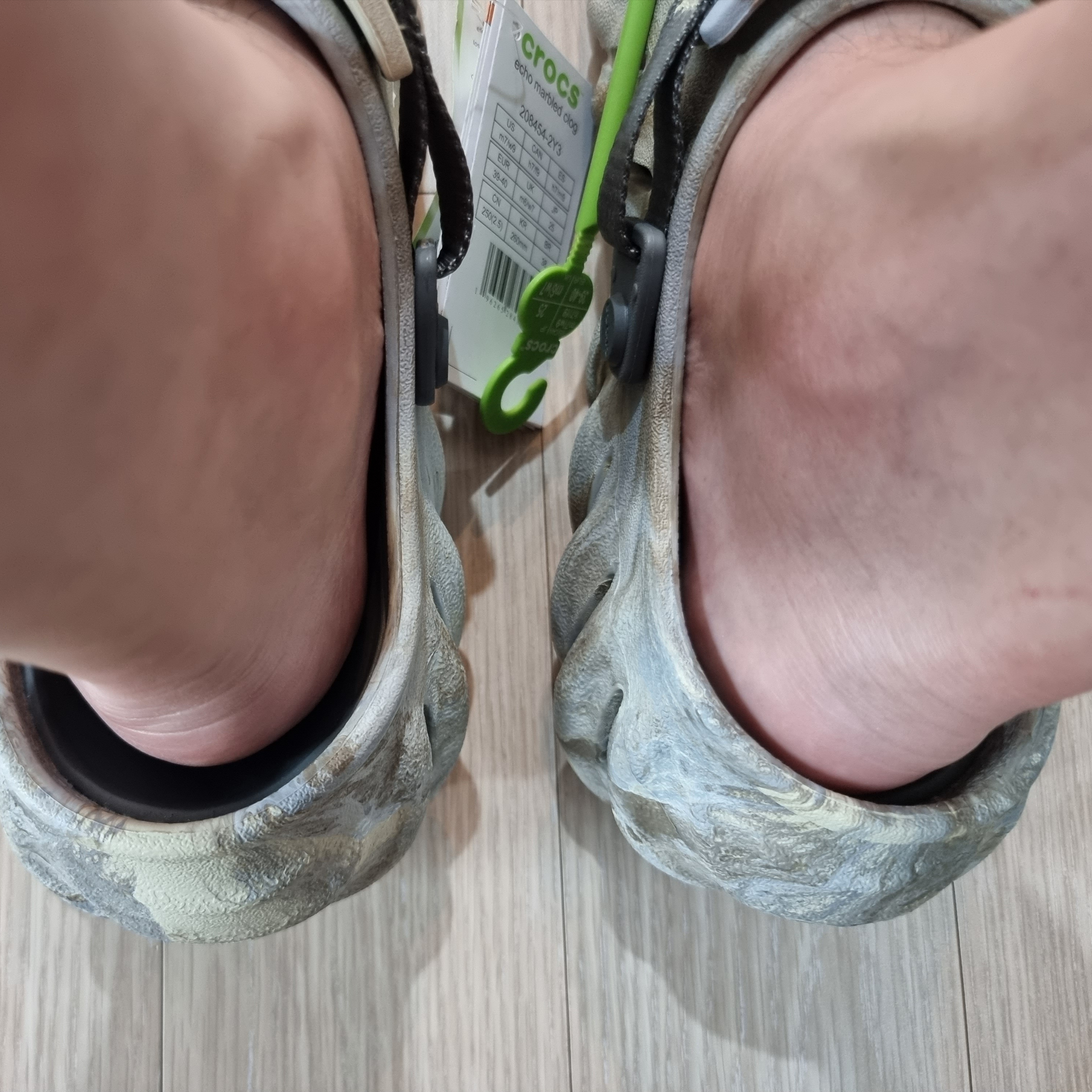 Crocs Echo Marbled Clog Bone Multi 착용 스타일 - 2