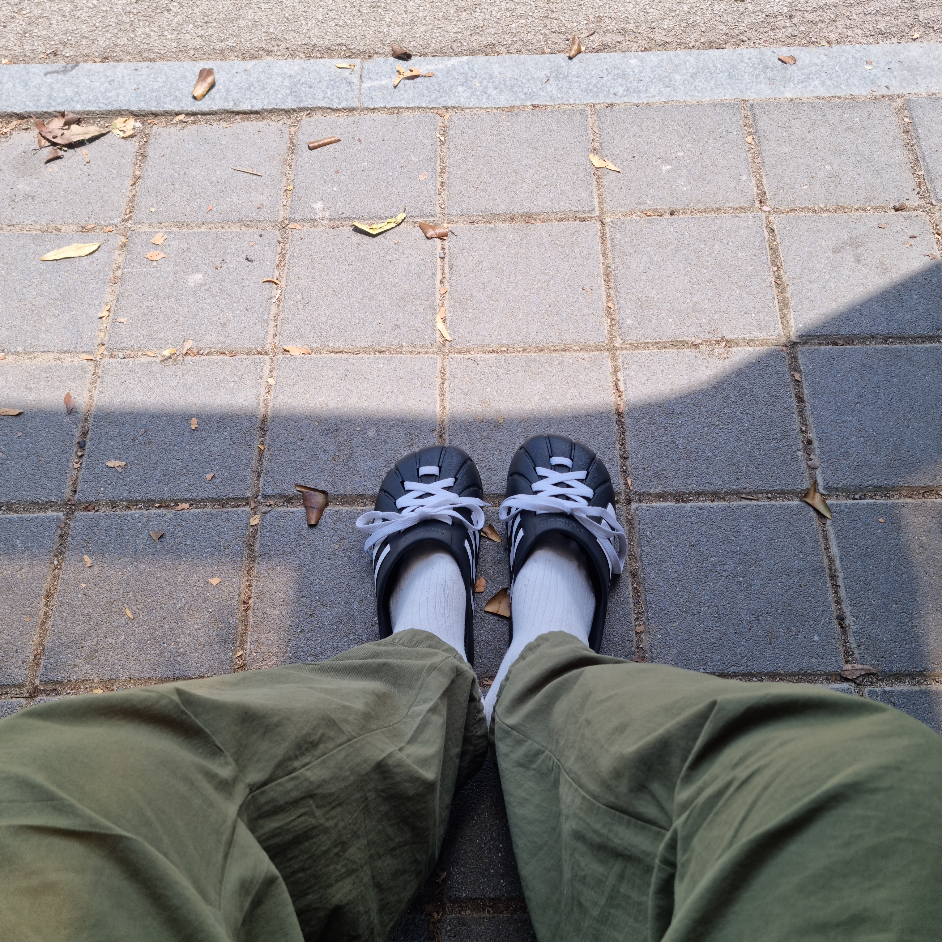 Adidas Adilette Clog Black White 착용 스타일