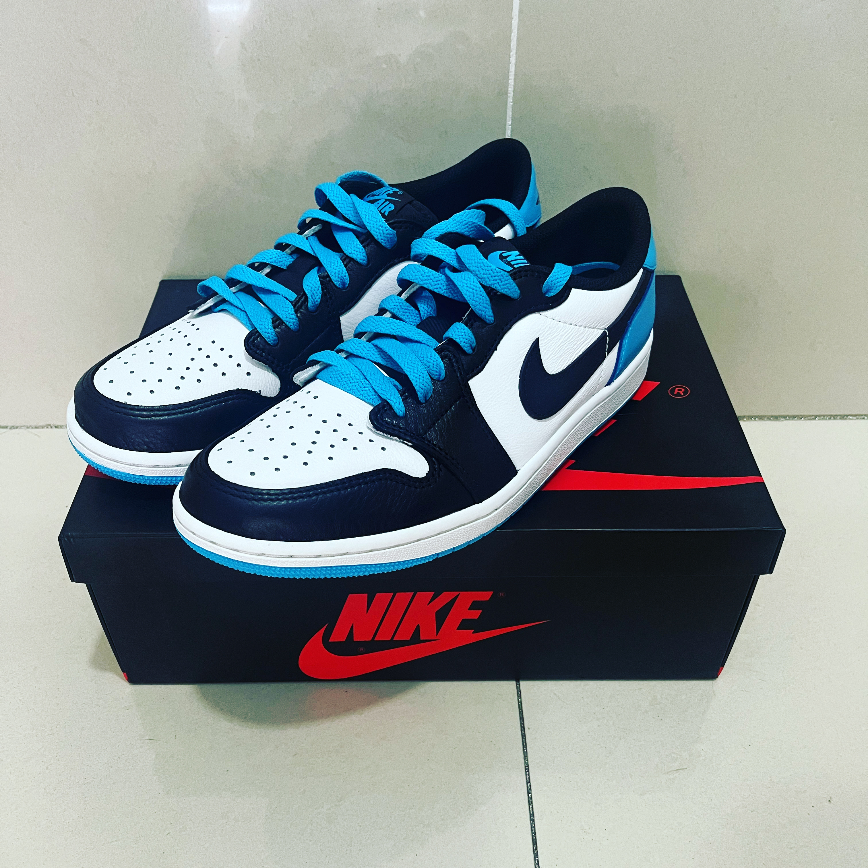 Jordan 1 Retro Low OG Black and Dark Powder Blue 착용 스타일 - 1