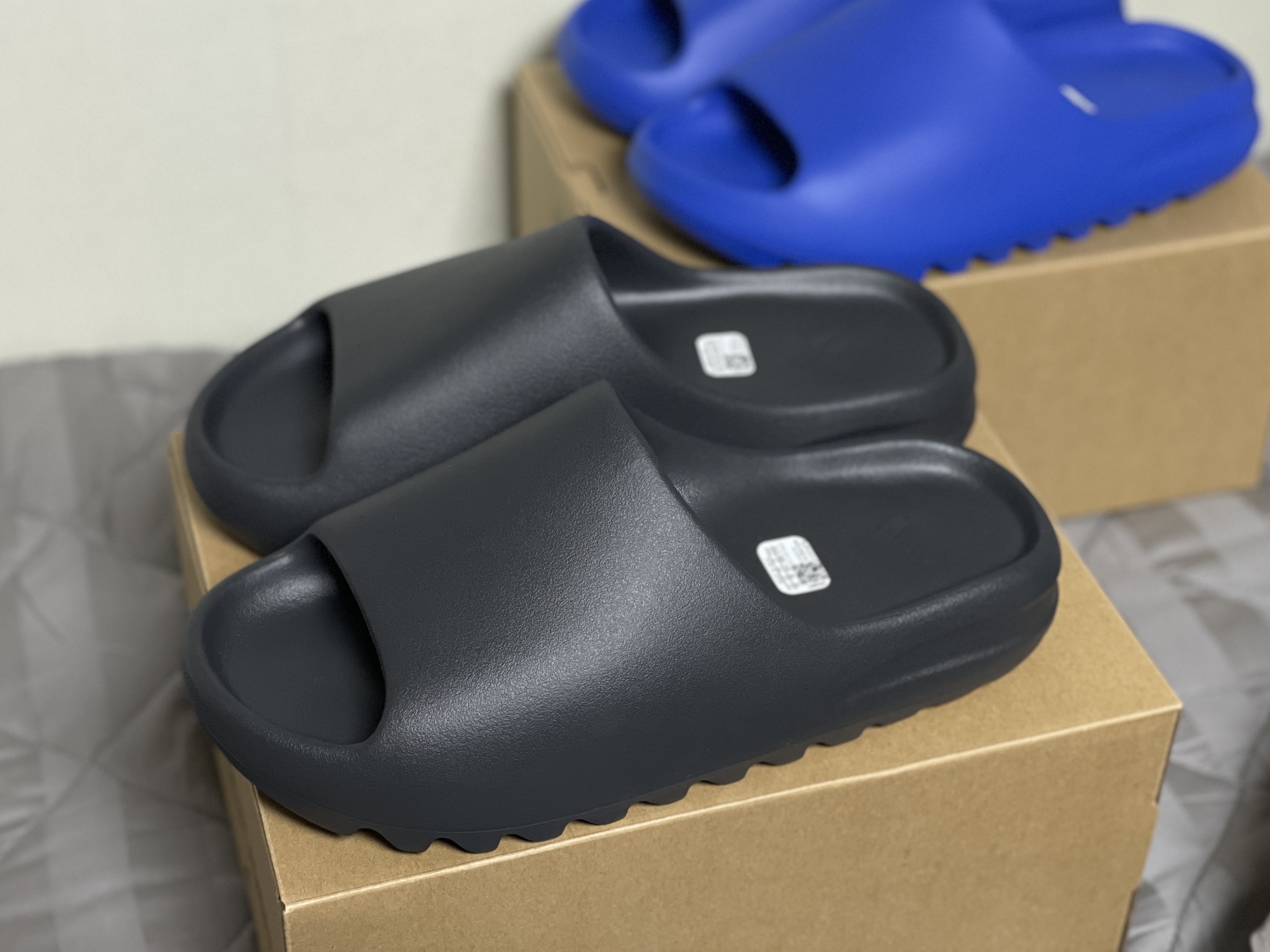 Adidas Yeezy Slide Onyx 착용 스타일