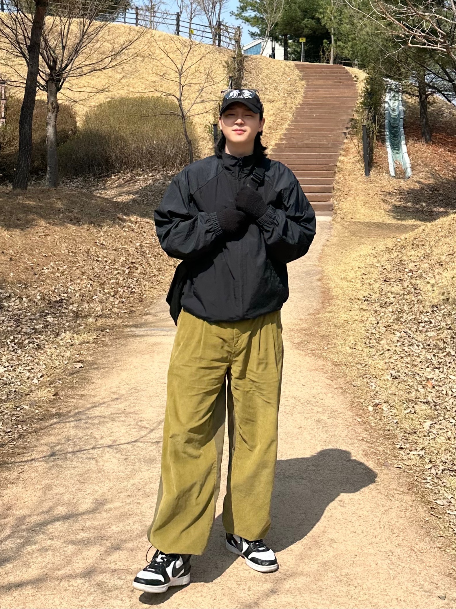 Darkr8m Studio White Logo Cap, Sansan Gear Corduroy Pants Olive - 22FW 착용 스타일 - 1