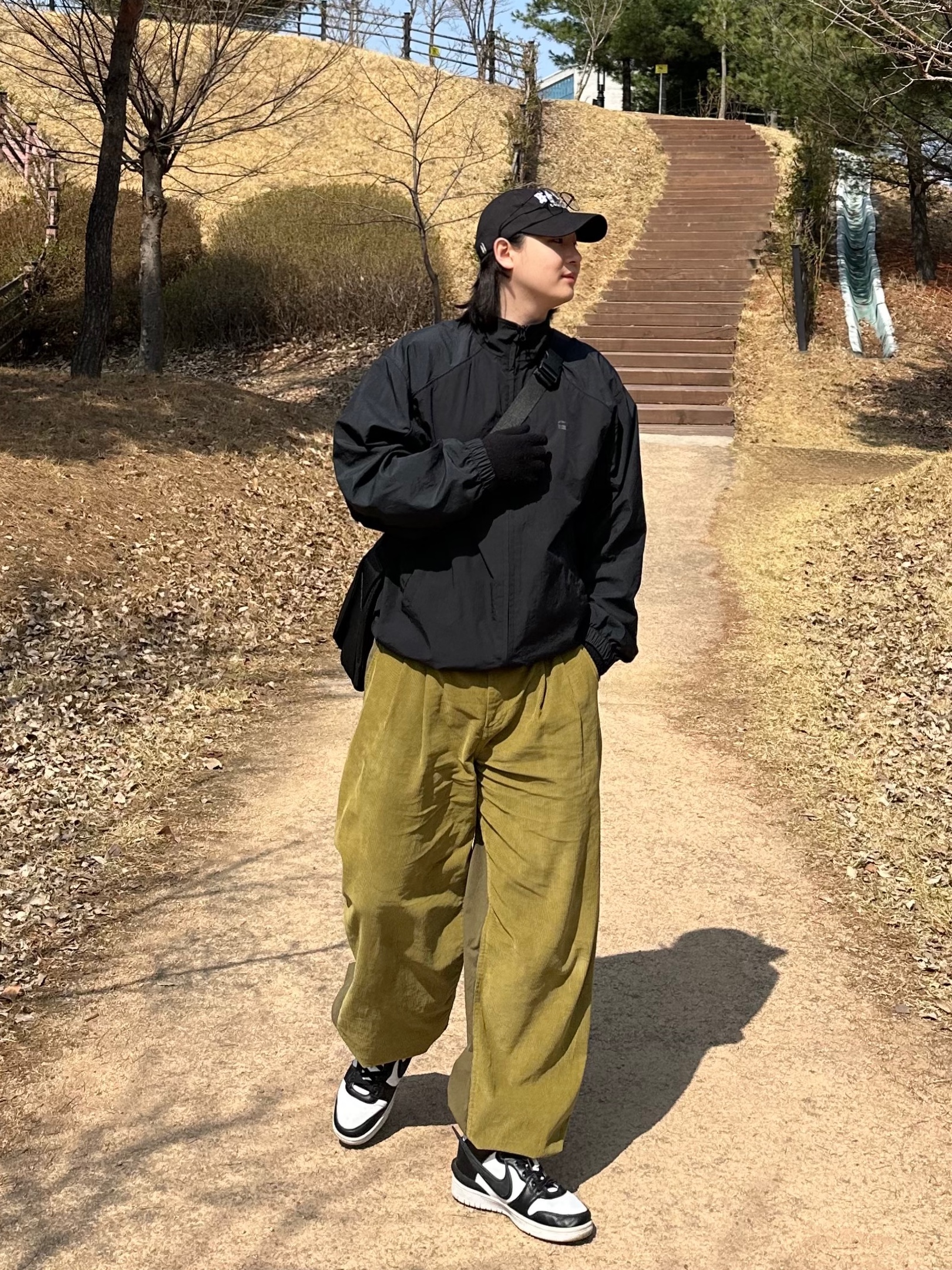 Darkr8m Studio White Logo Cap, Sansan Gear Corduroy Pants Olive - 22FW 착용 스타일 - 2