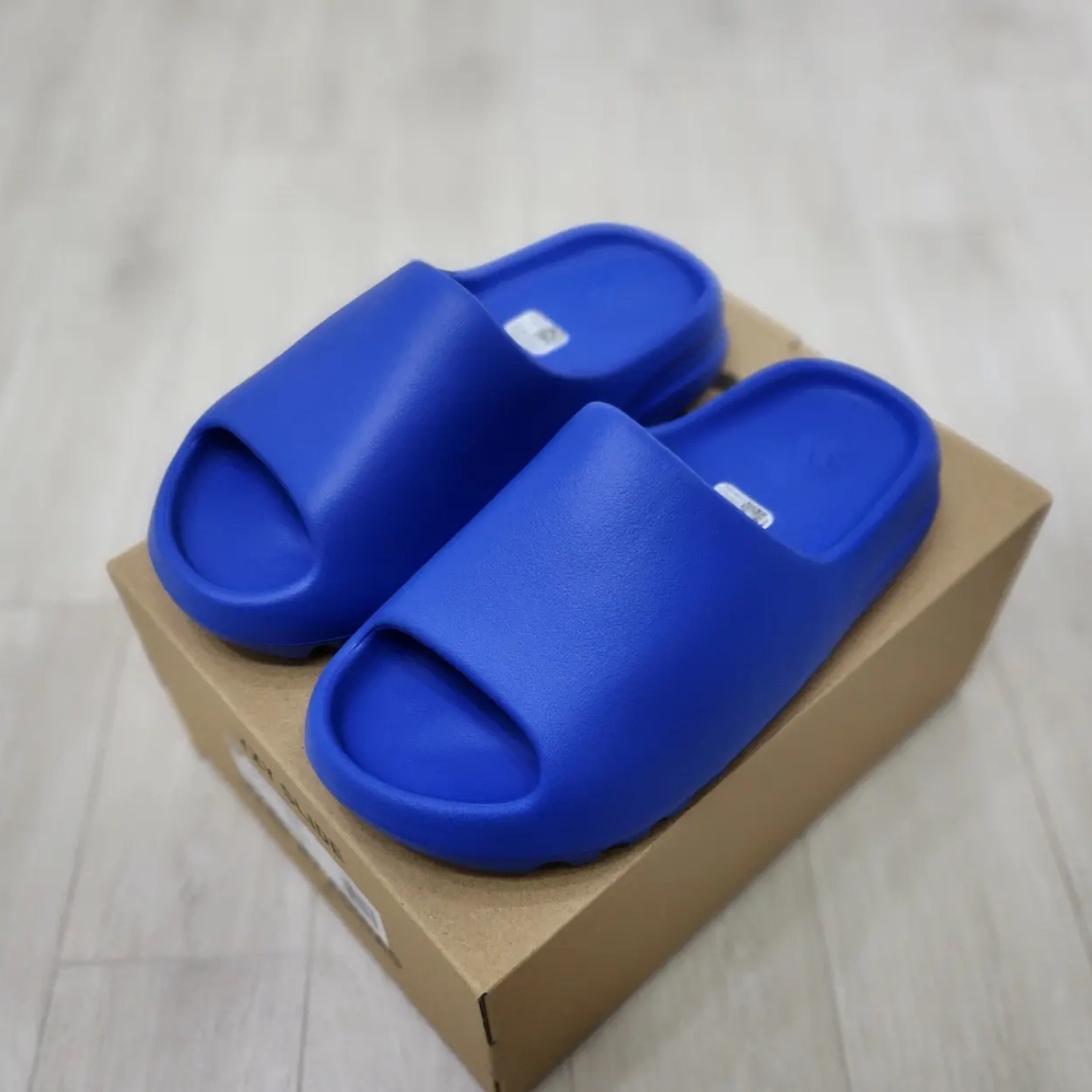 Adidas Yeezy Slide Azure 착용 스타일 - 2