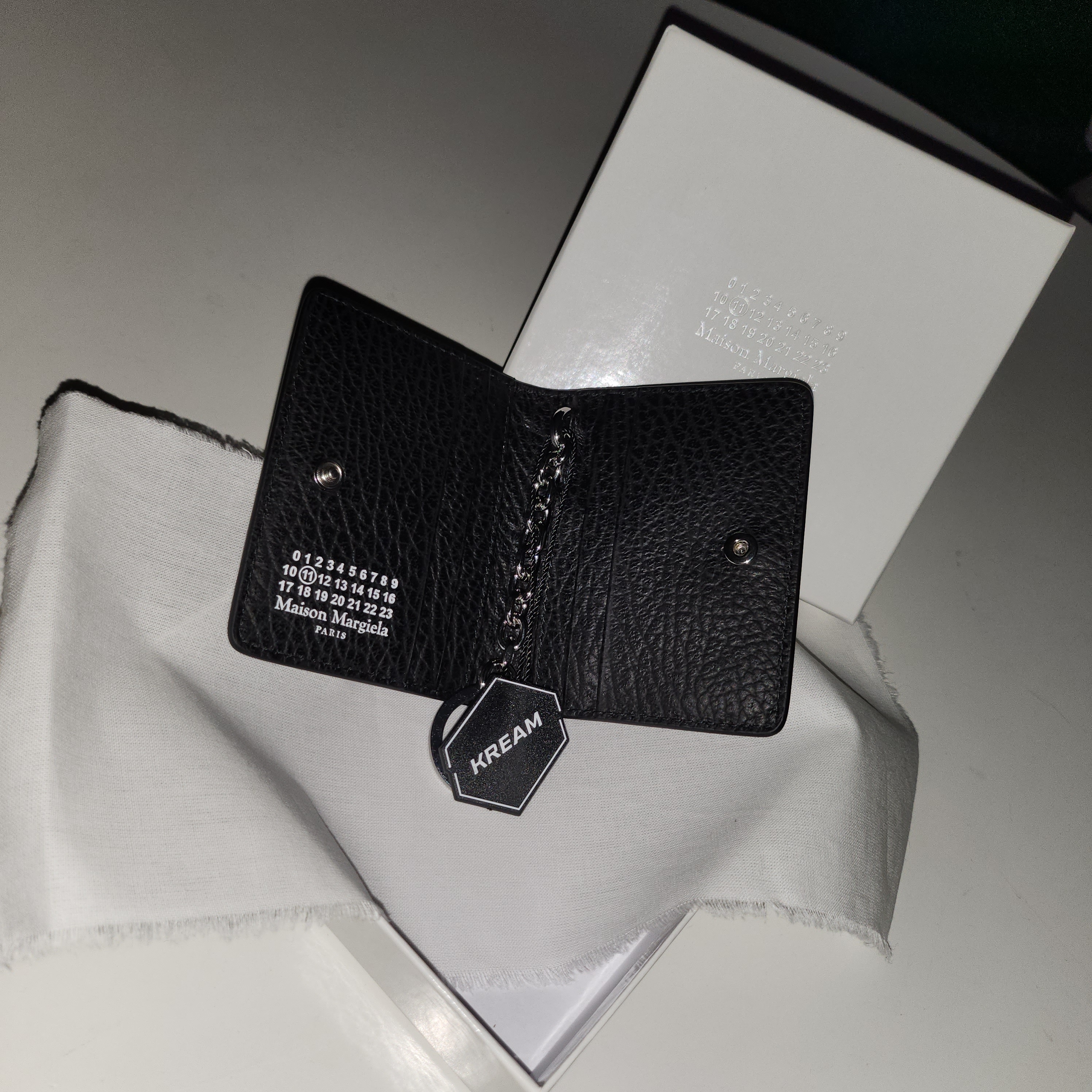Maison Margiela Keyring Wallet Black 착용 스타일