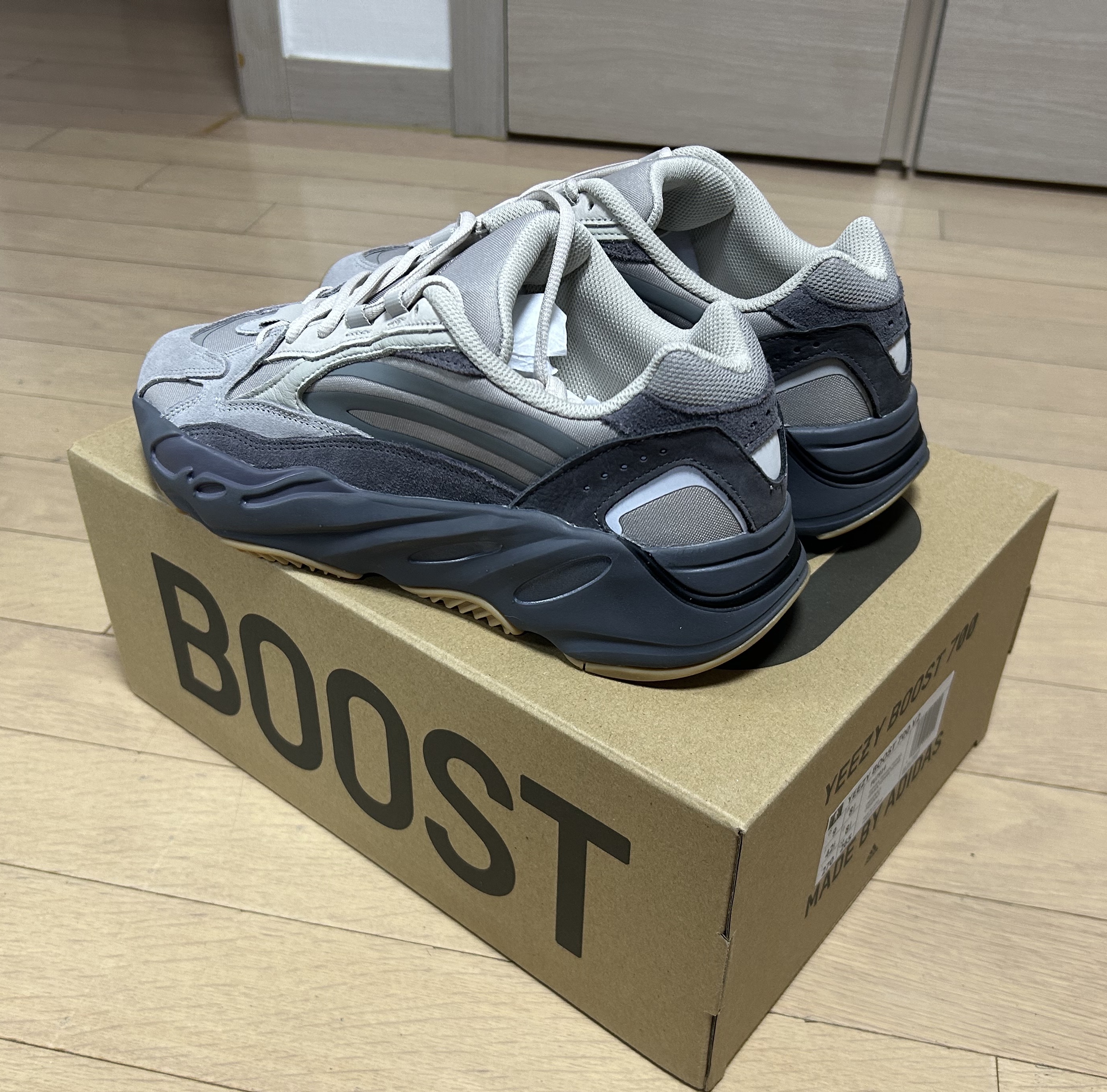 Adidas Yeezy Boost 700 V2 Tephra 2023 착용 스타일 - 2