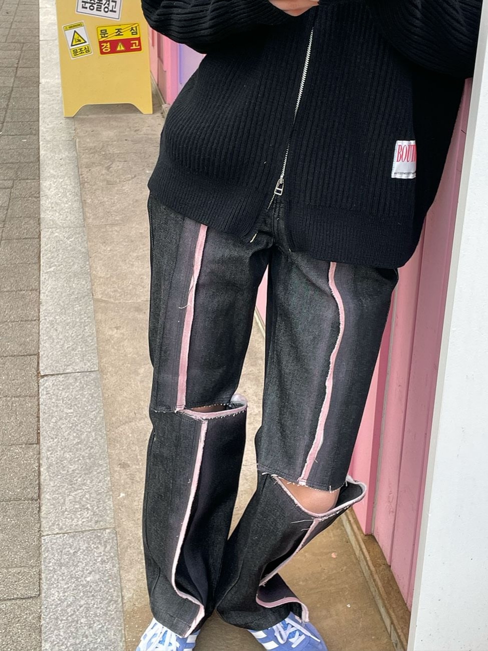 The Museum Visitor Sprayed Cut-Out Denim Pants 착용 스타일 - 2