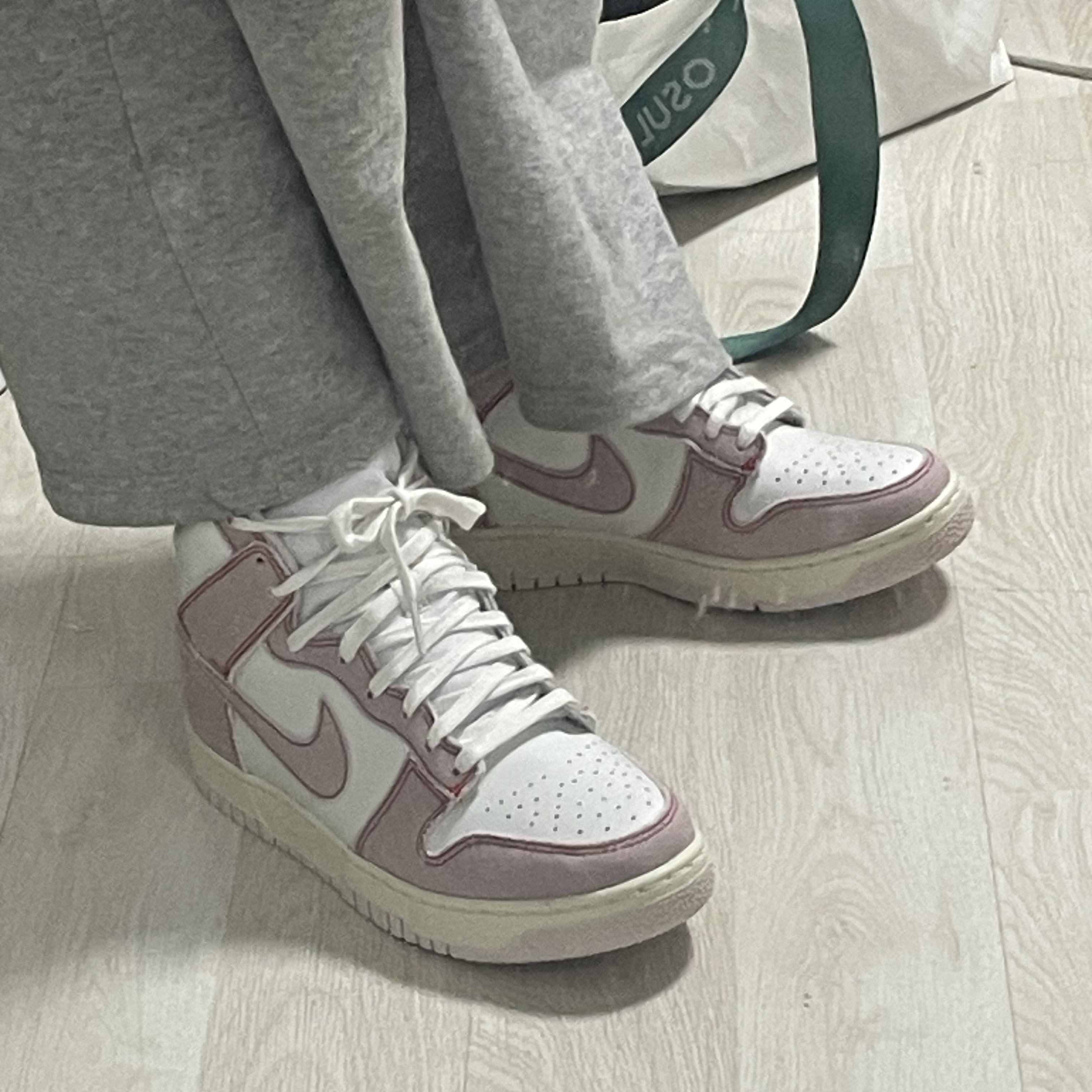 Nike Dunk High 1985 Barely Rose 착용 스타일 - 2