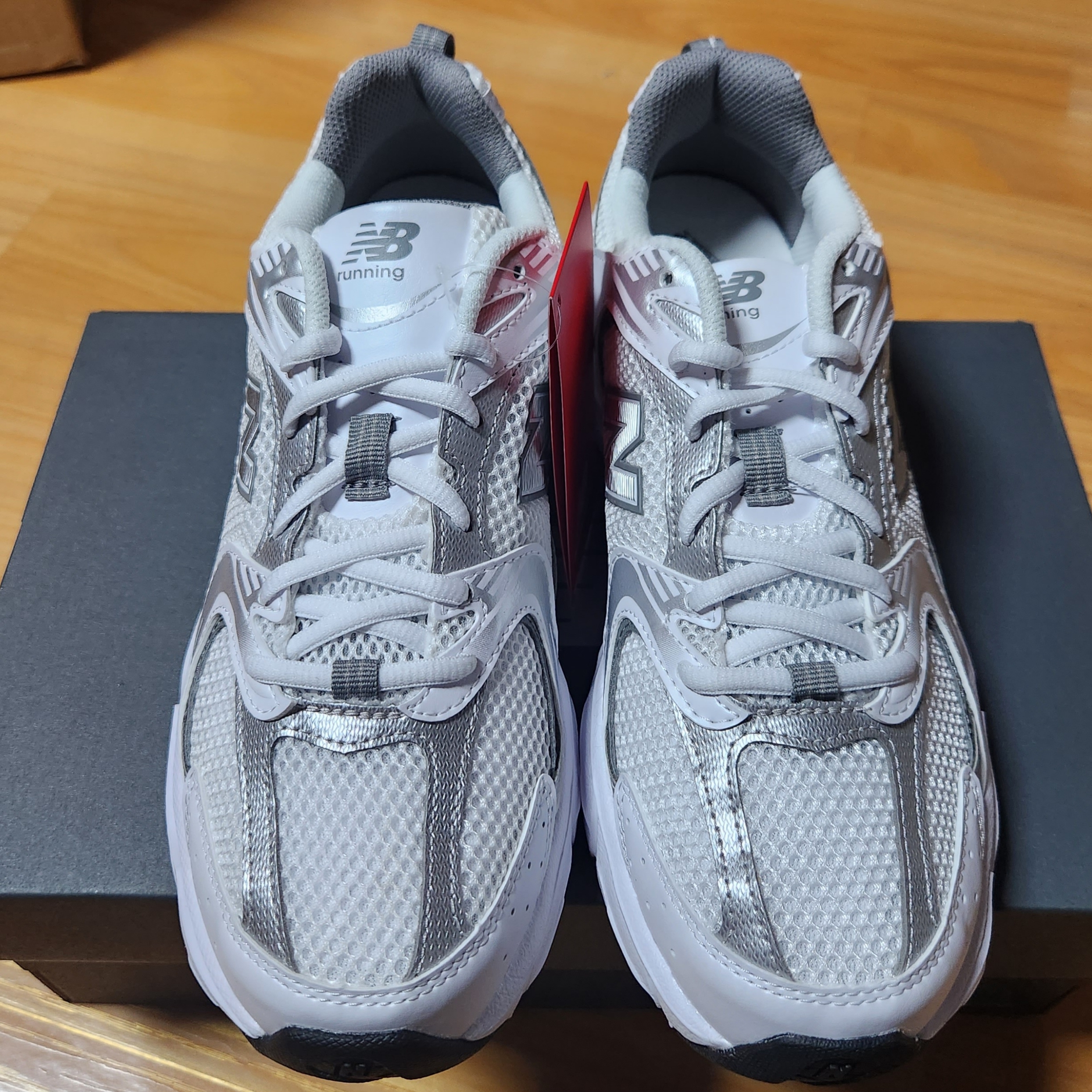 New Balance 530 White Silver 착용 스타일 - 1