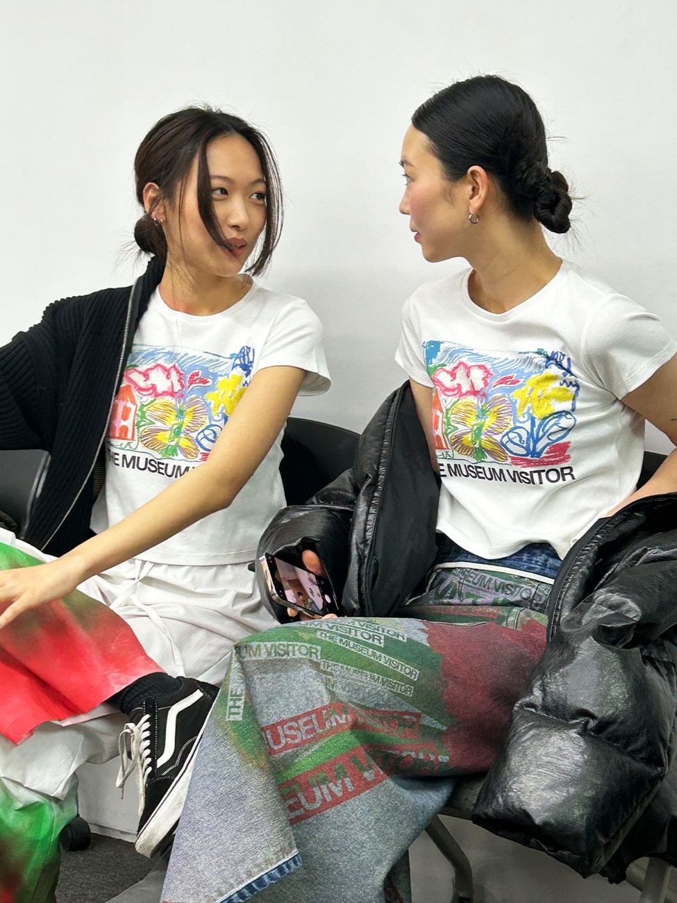 The Museum Visitor Women Crayon Art Printed T-Shirts White, The Museum Visitor Flower Printed Reversible Lap Skirt  -23PS 착용 스타일