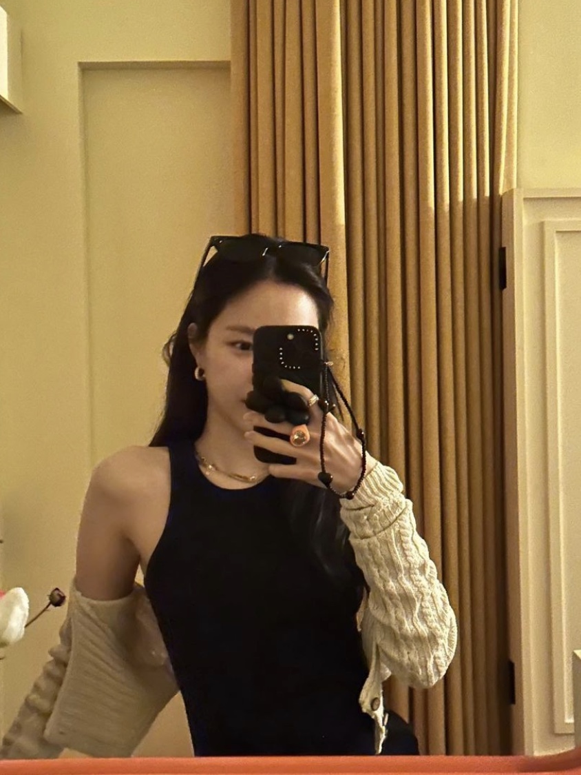 스트링 팅 미드나잇 리퀘스트 라인 리스틀릿 폰 스트랩 착용 스타일