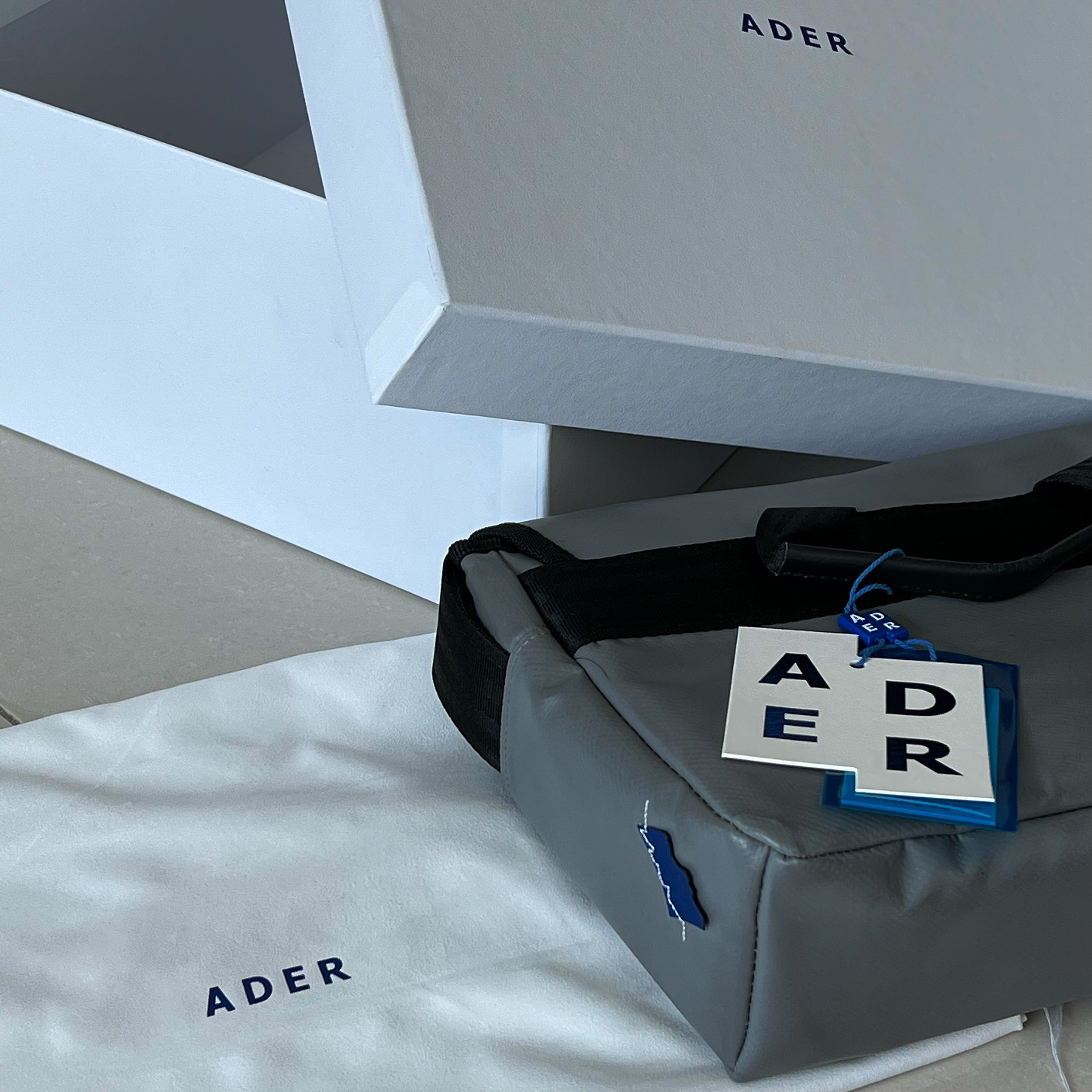 Ader Error Trace Admore Crossbody Bag Grey - 21FW 착용 스타일