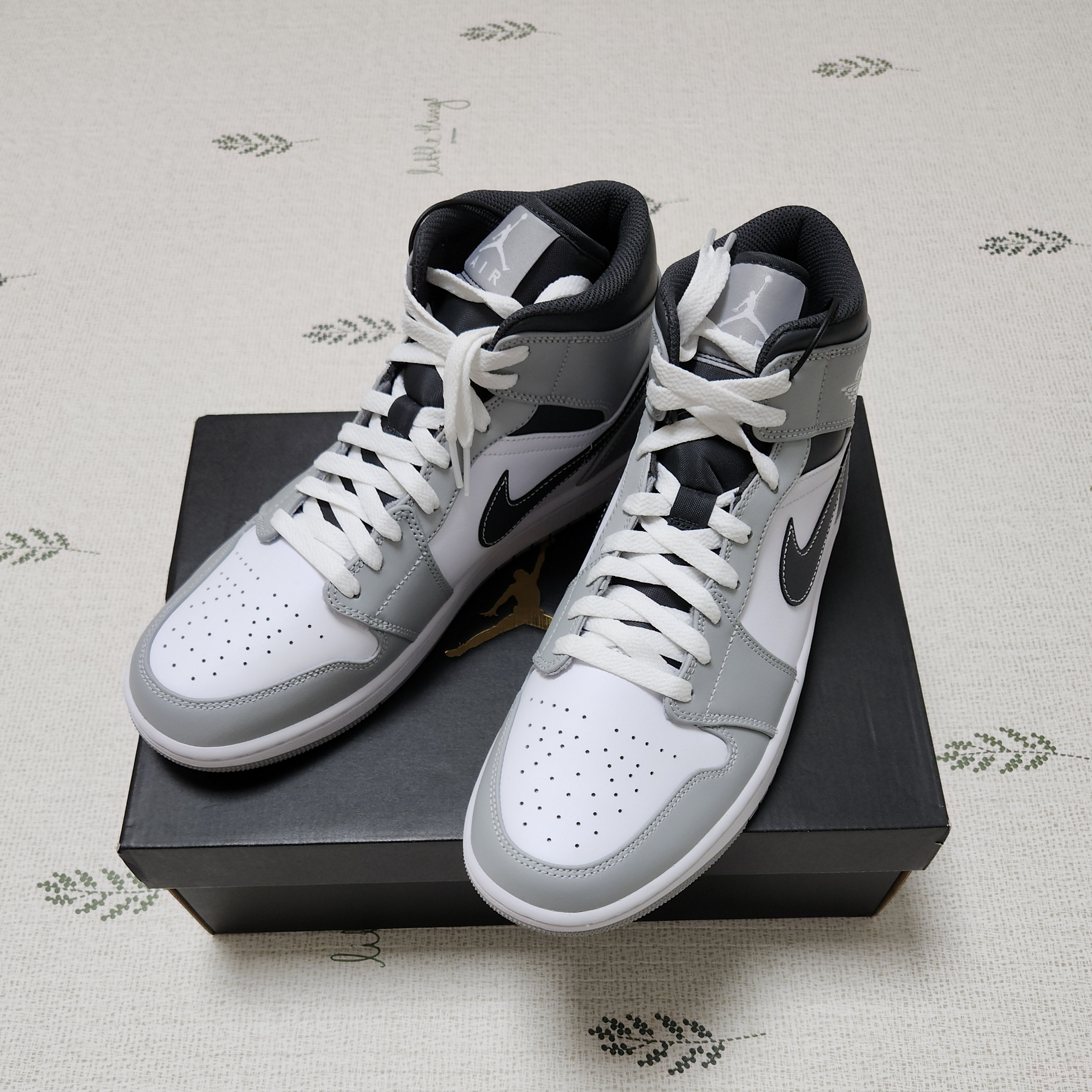 Jordan 1 Mid Light Smoke Grey Anthracite 착용 스타일 - 1