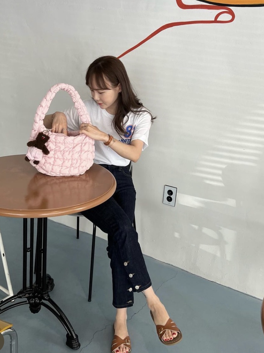 Monamhee Bred Keyring with Pink Pants Brown, Monamhee Beulpingi Keyring with White Pants Black 착용 스타일