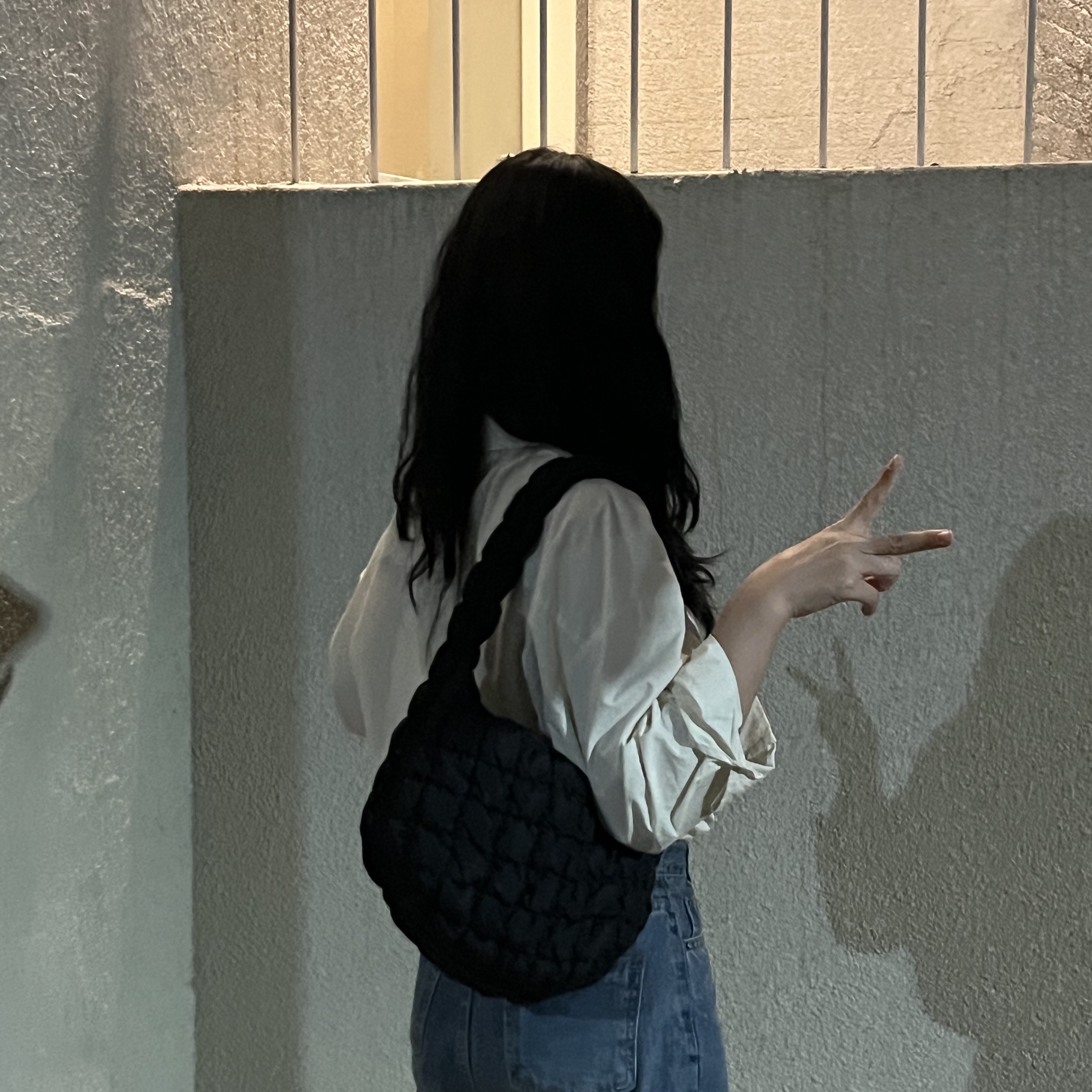 코스 퀼티드 미니백 블랙 착용 스타일