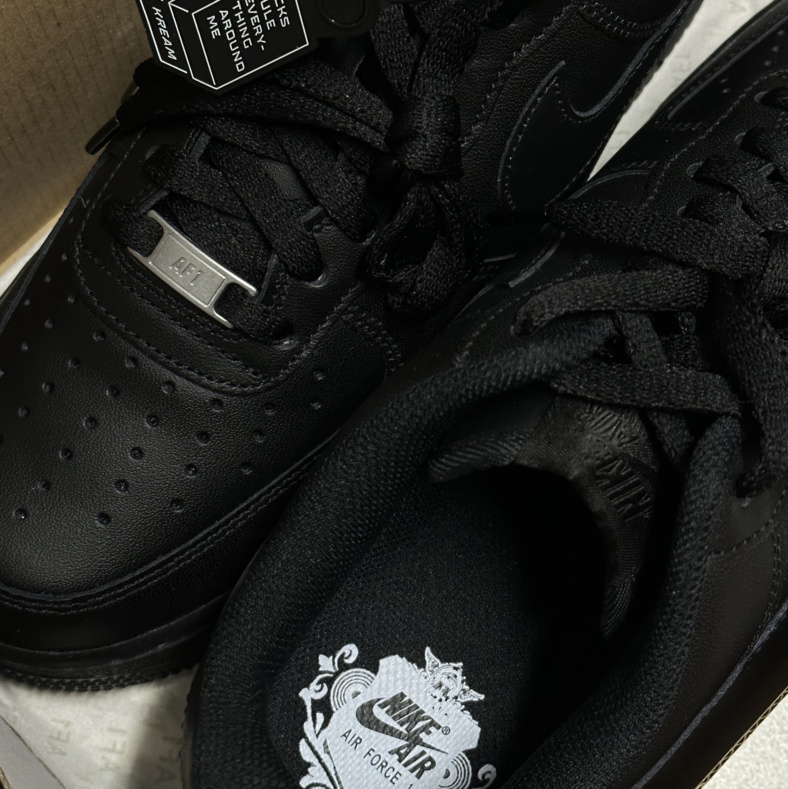 Nike Air Force 1 '07 Low Triple Black 착용 스타일