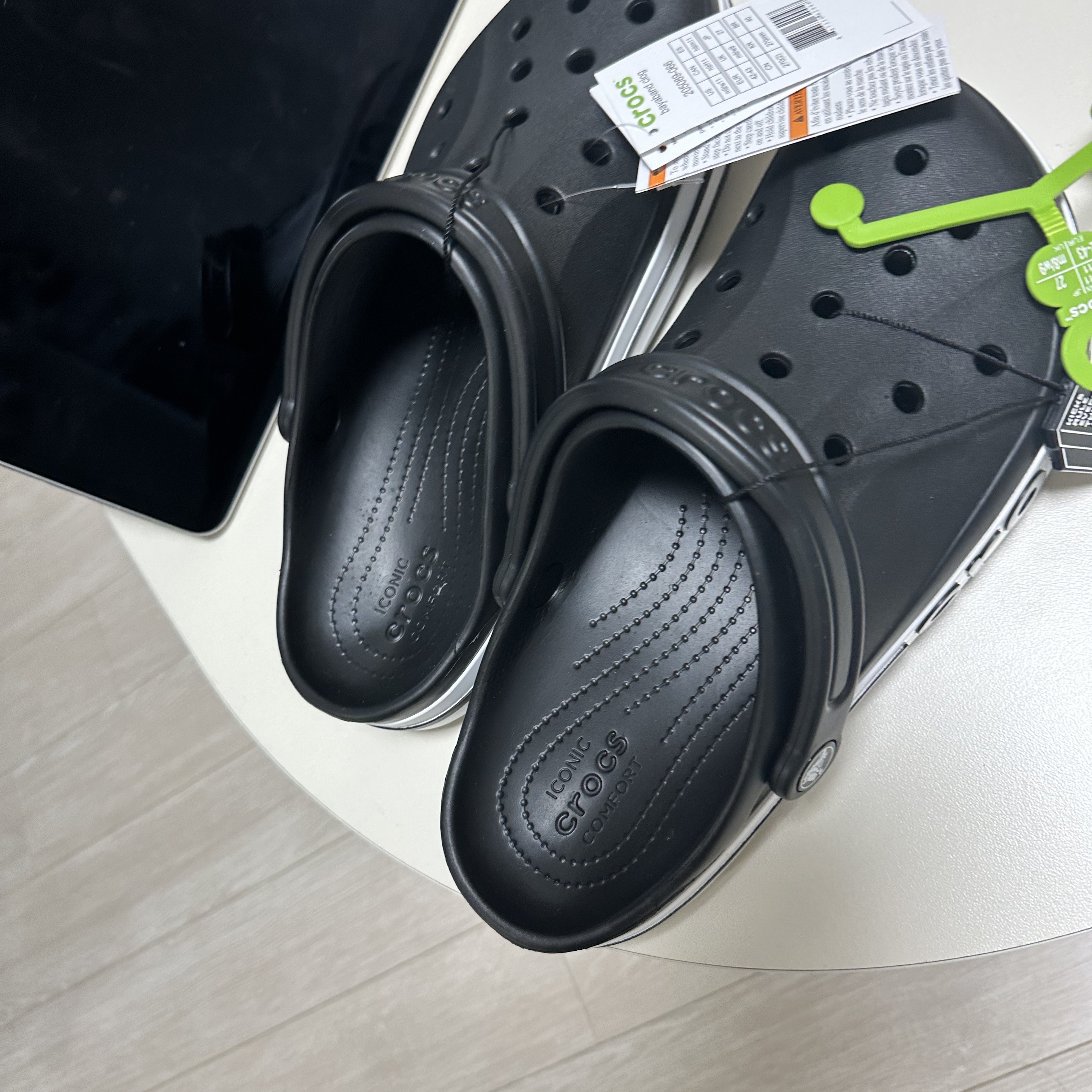 Crocs Bayaband Clog Black White 착용 스타일