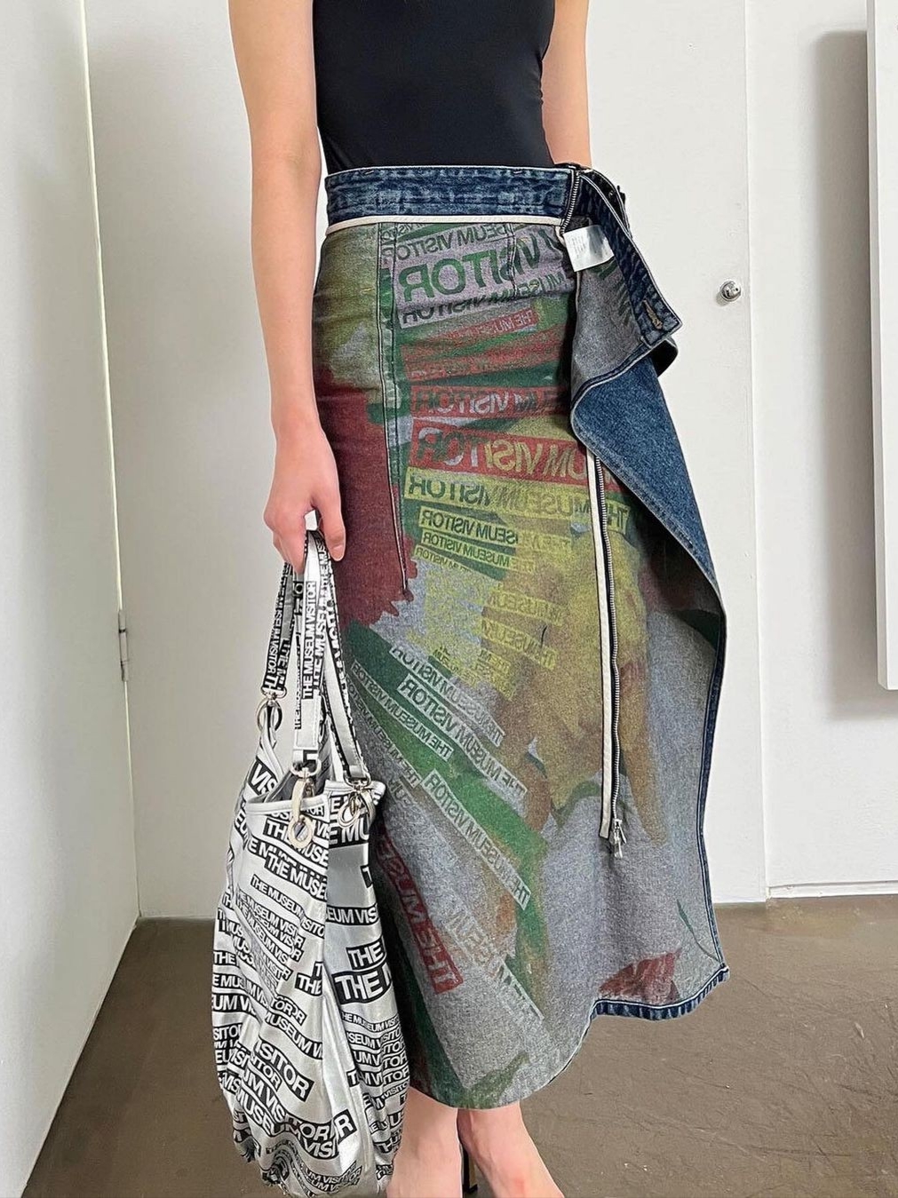 The Museum Visitor Flower Printed Reversible Lap Skirt  -23PS, The Museum Visitor Women Crayon Art Printed T-Shirts White 착용 스타일 - 2
