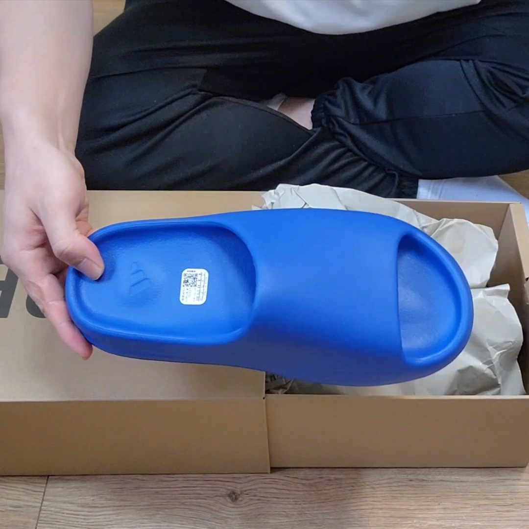 Adidas Yeezy Slide Azure 착용 스타일 - 3