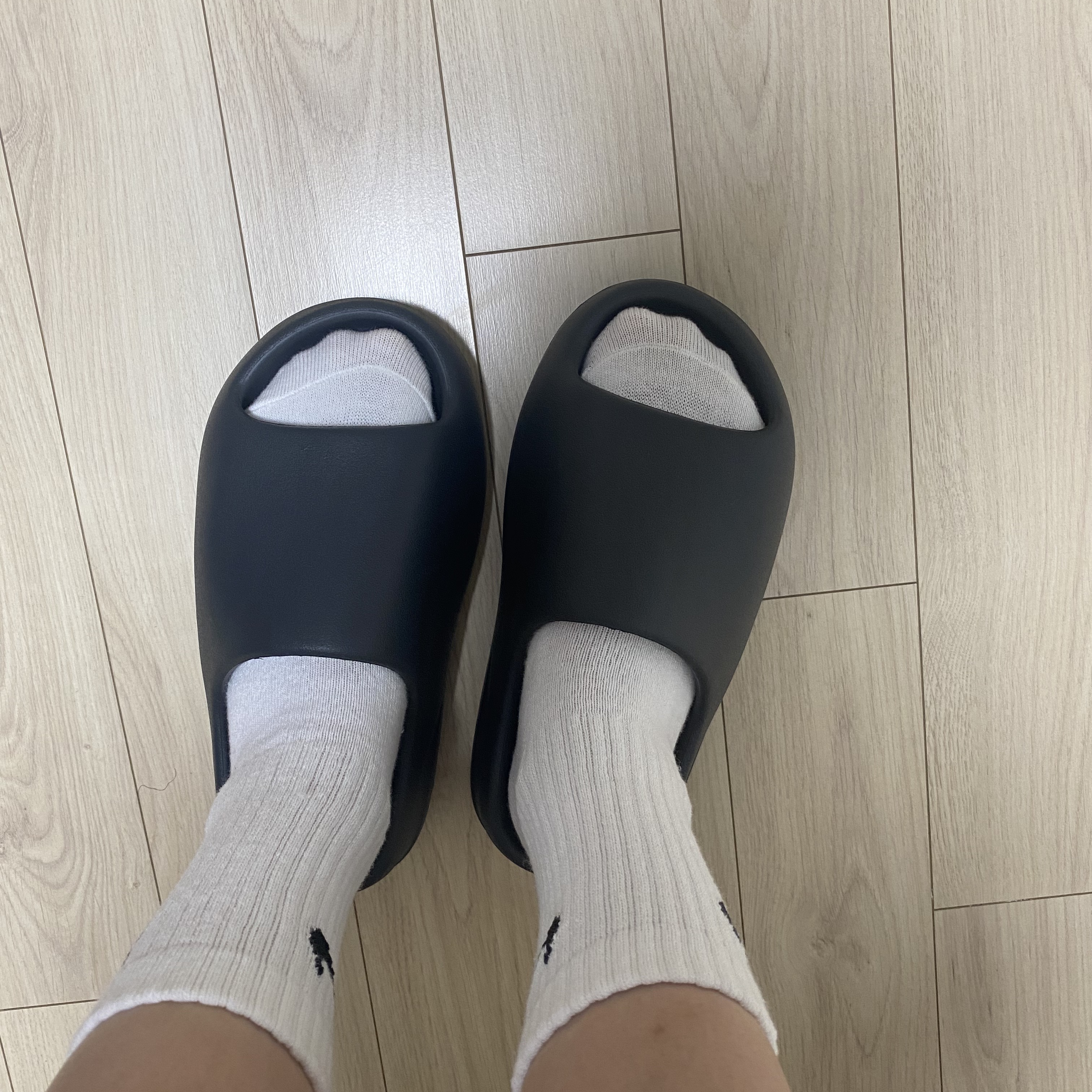 Adidas Yeezy Slide Onyx 착용 스타일 - 2