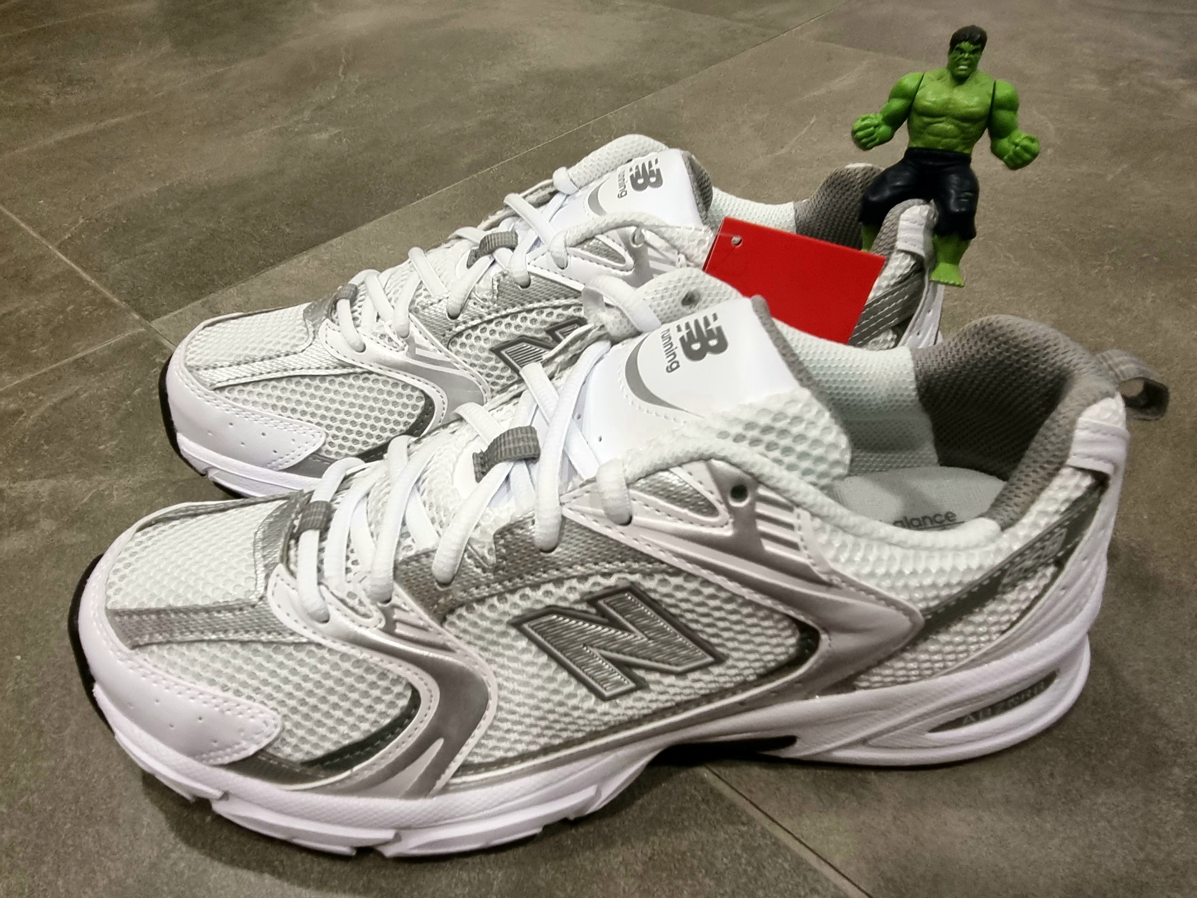 New Balance 530 White Silver 착용 스타일 - 1