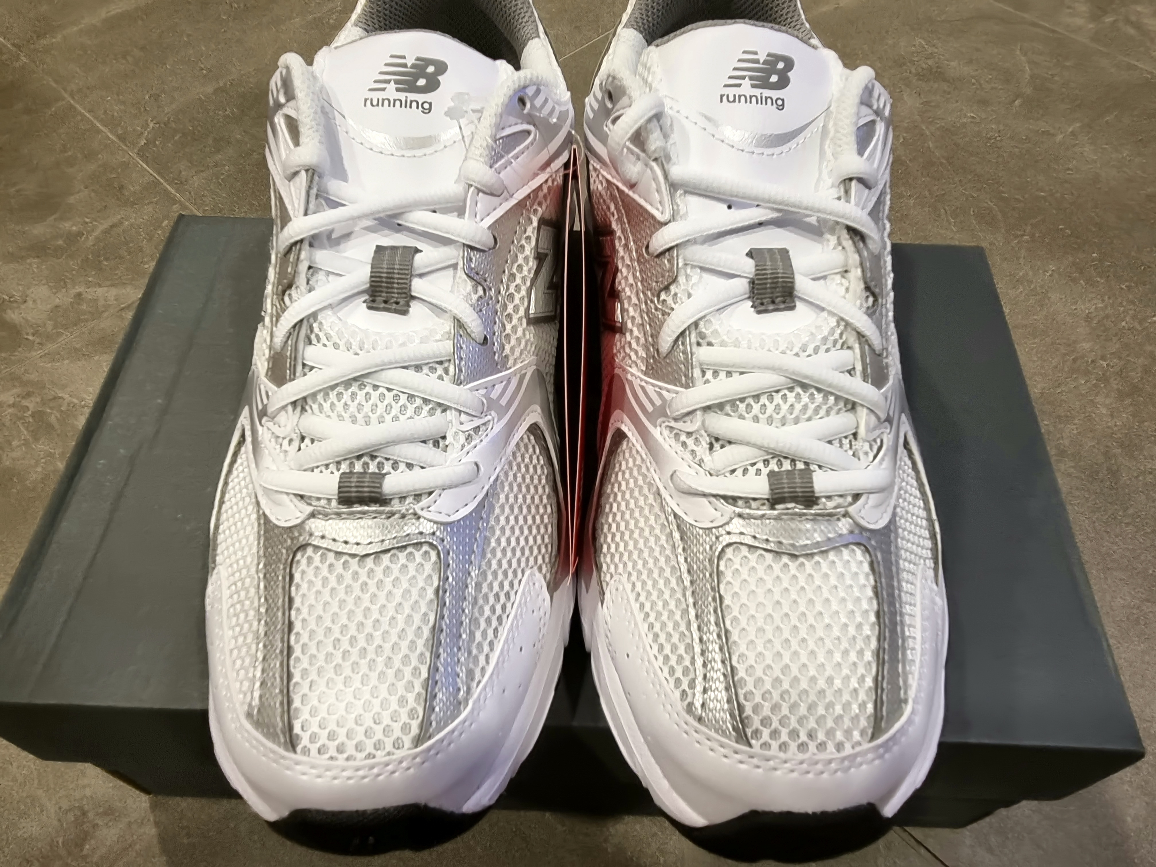 New Balance 530 White Silver 착용 스타일 - 3
