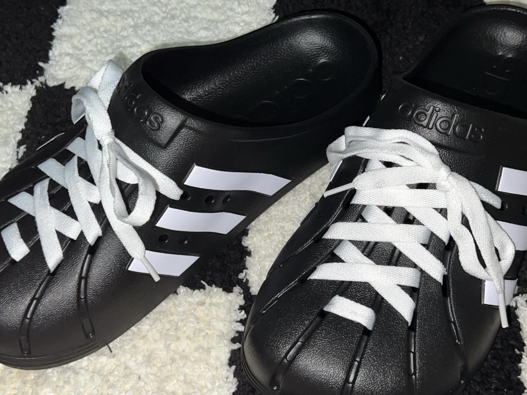 Adidas Adilette Clog Black White 착용 스타일