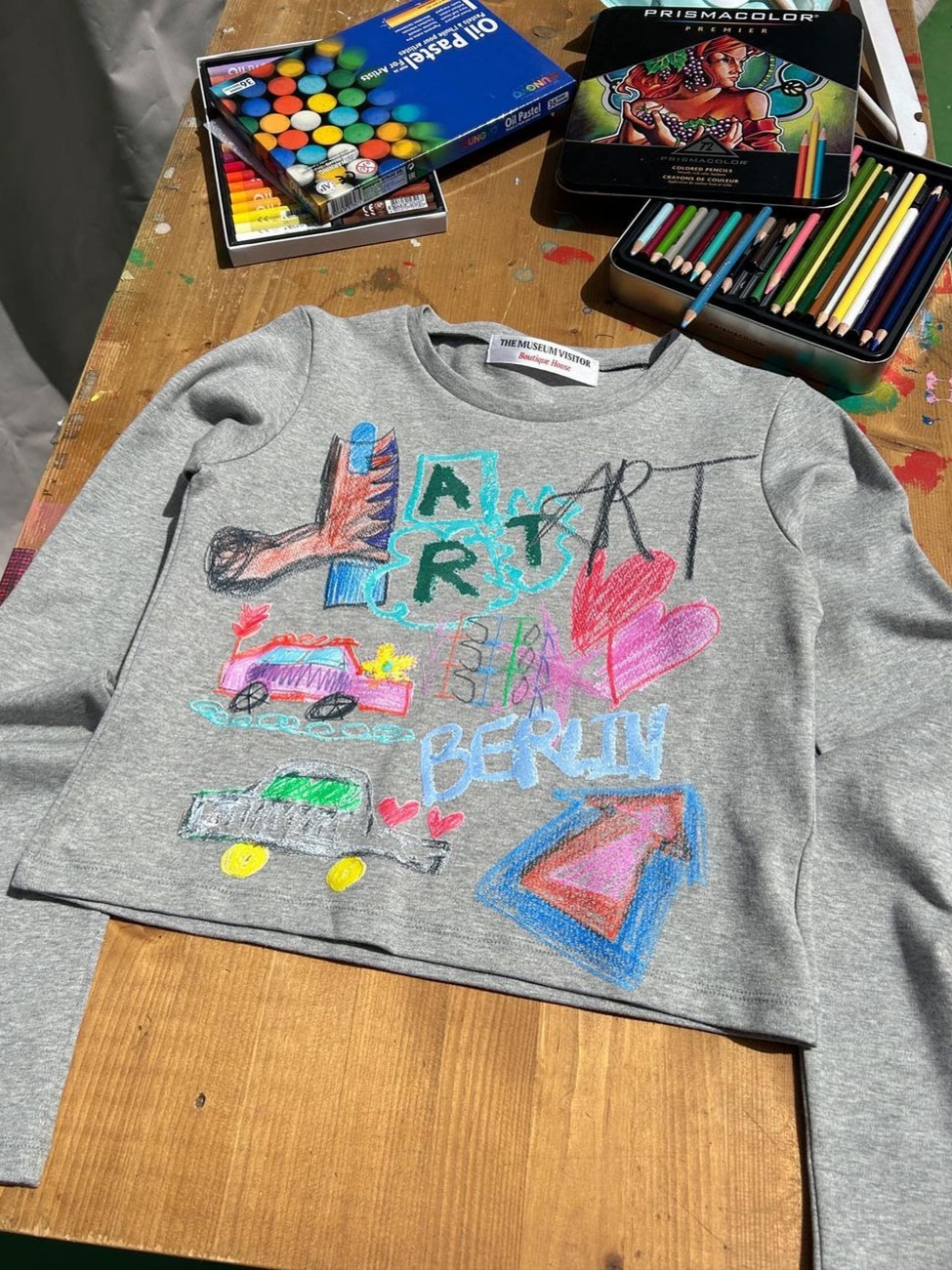 関税込★THE MUSEUM VISITOR★CRAYON ART PRINTED CROP SLEEVE CRAYON ART PRINTED CROP LONG SLEEVE (WHITE) : THE MUSEUM VISITOR
