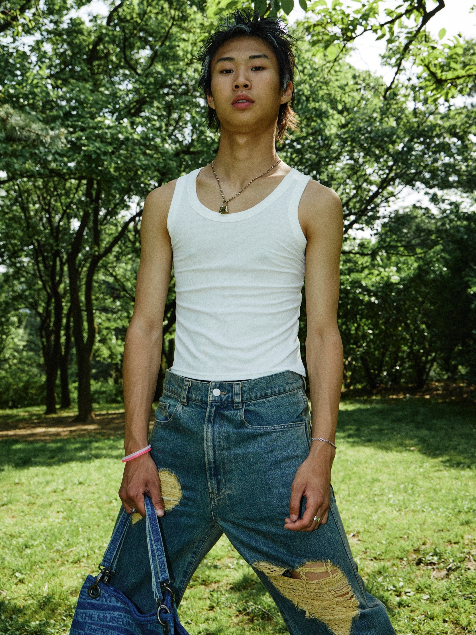 The Museum Visitor Heart Destroyed Denim Pants Blue, The Museum Visitor Logo Printed Totebag Washed Blue 착용 스타일