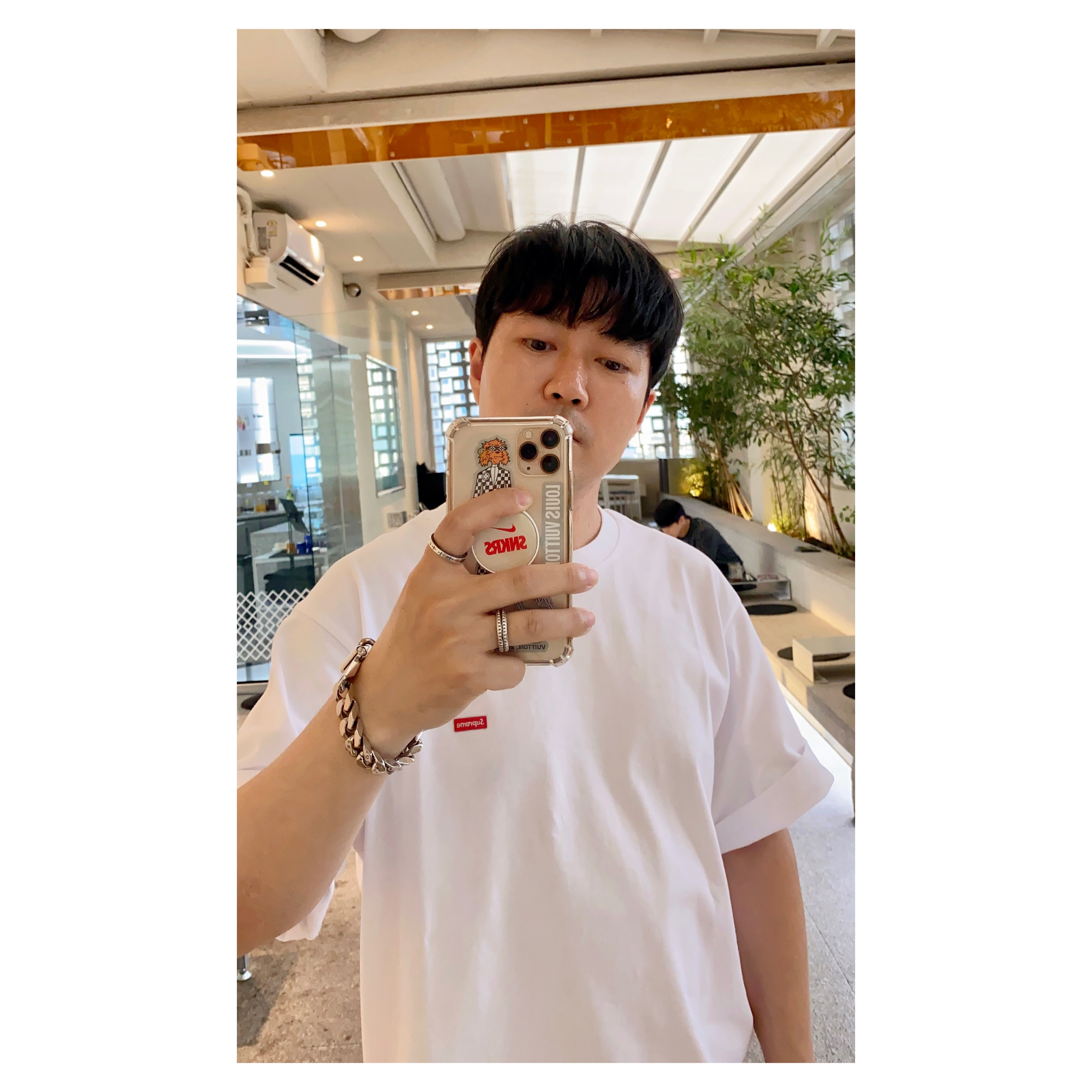 Supreme Small Box T-Shirt White, Louis Vuitton Chain Links Bracelets Silver 착용 스타일 - 1