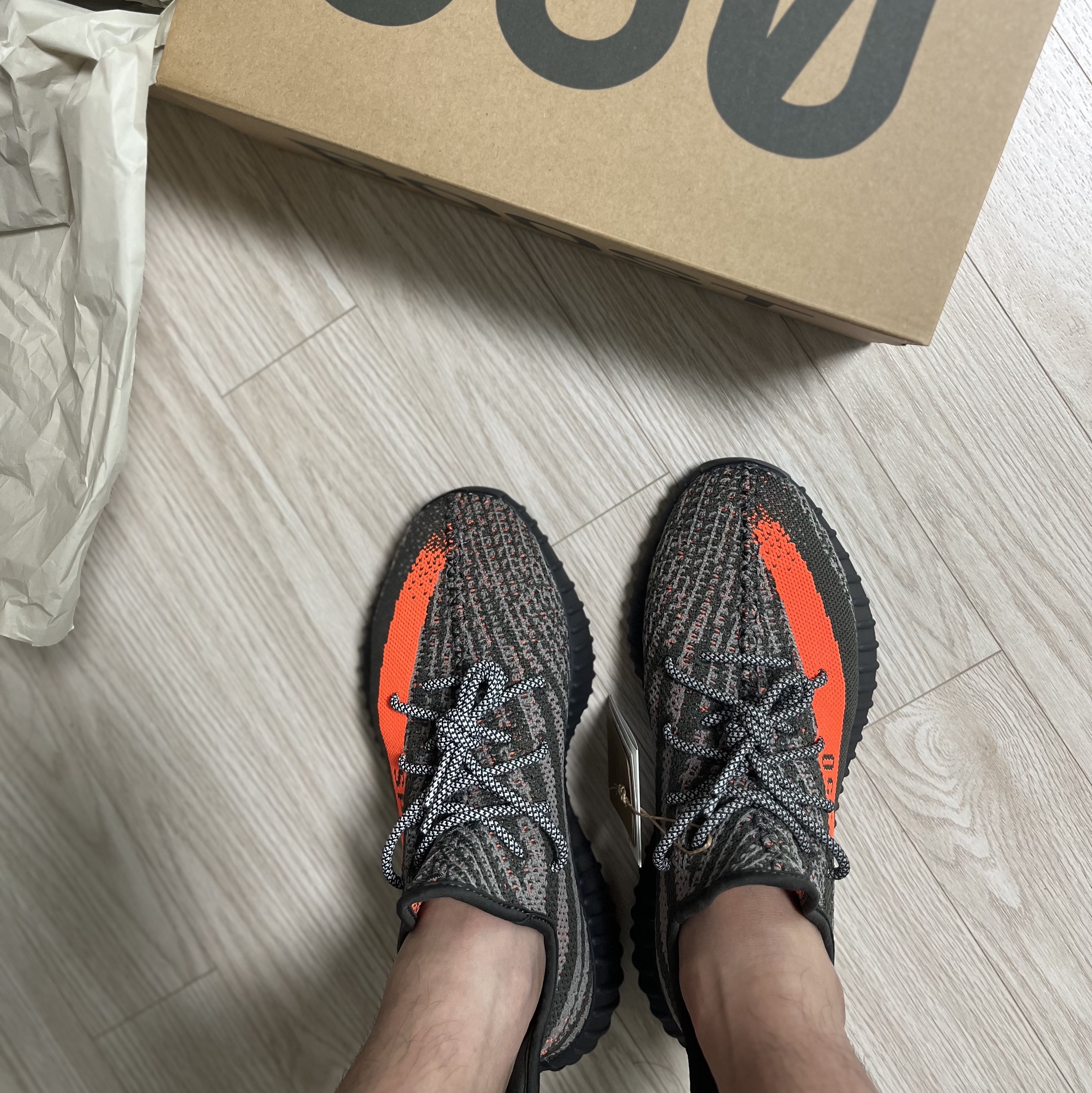 Adidas Yeezy Boost 350 V2 Carbon Beluga 착용 스타일