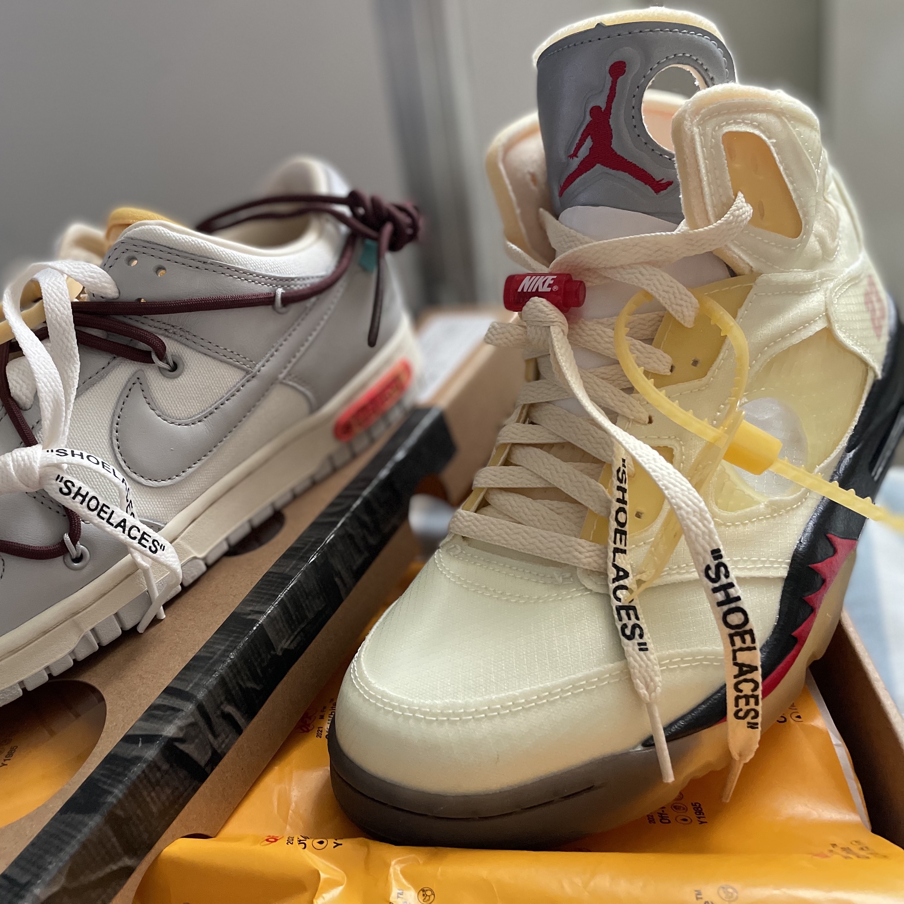 Jordan 5 x Off-White Retro SP Sail Fire Red 착용 스타일