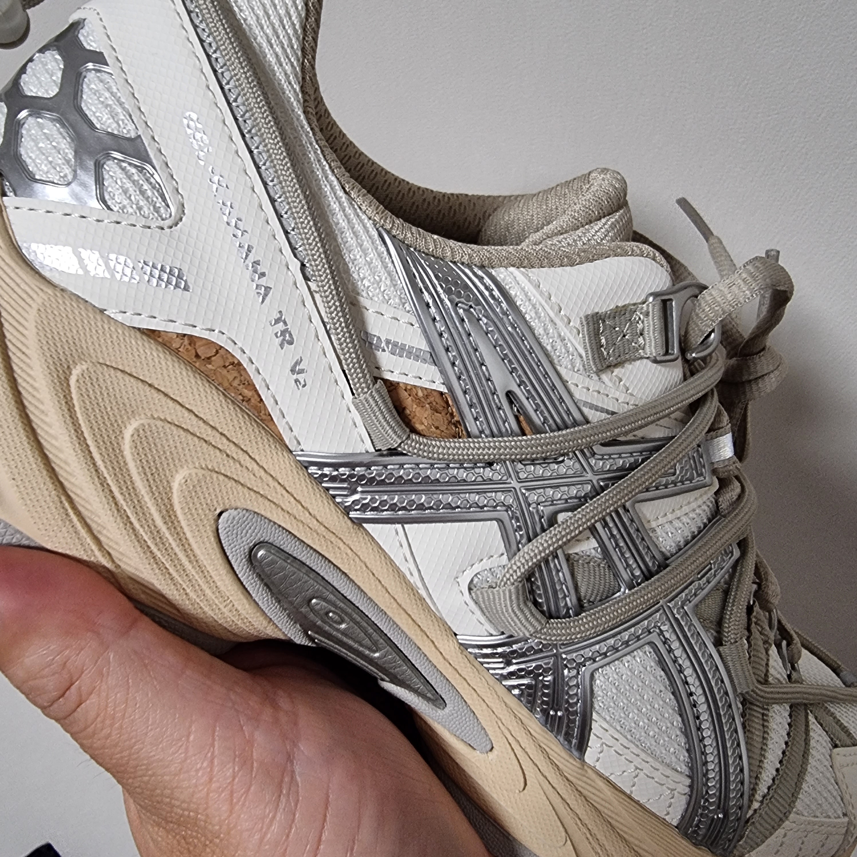 Asics Gel-Kahana TR V2 White Beige 착용 스타일 - 2
