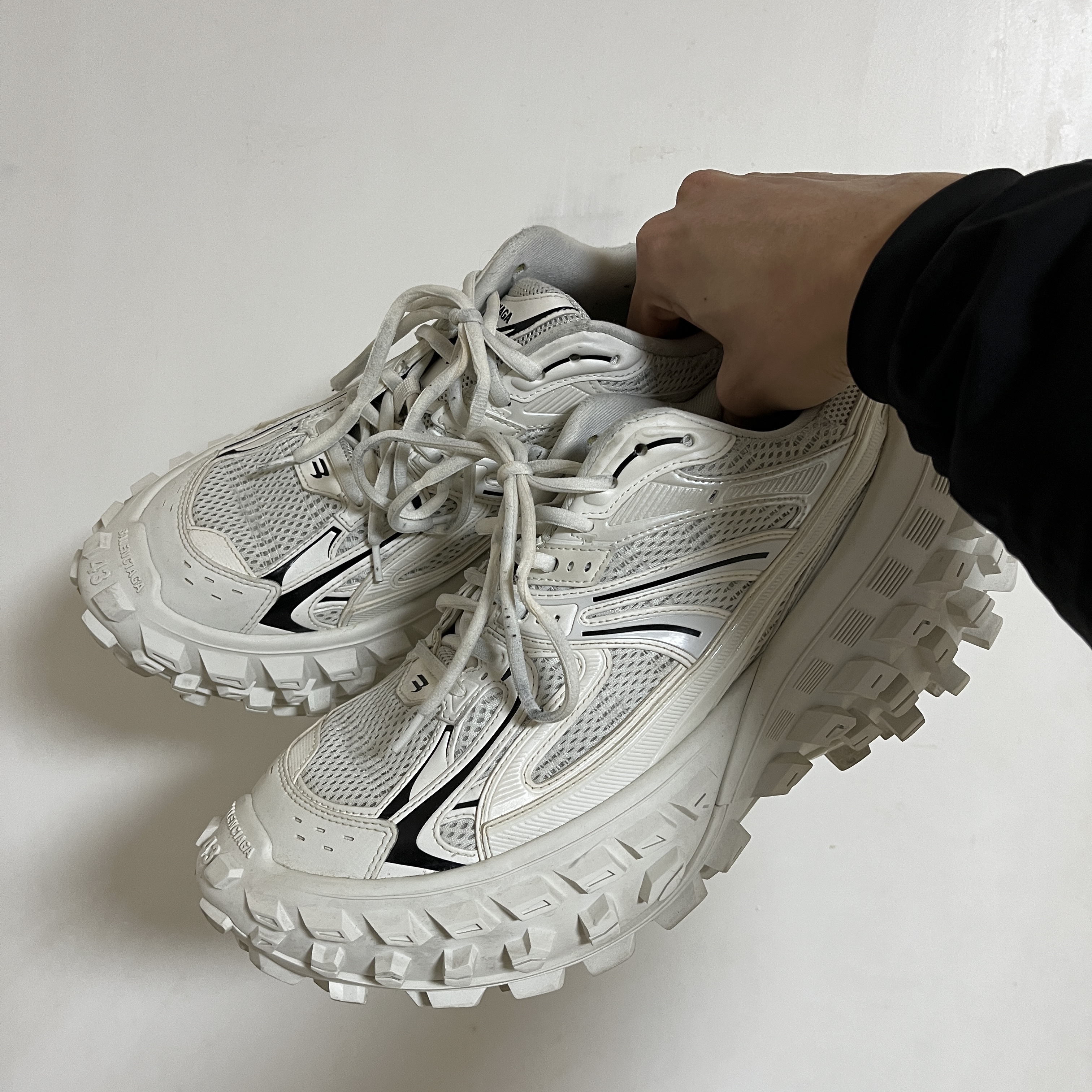 Balenciaga Defender Sneakers Light Beige 착용 스타일