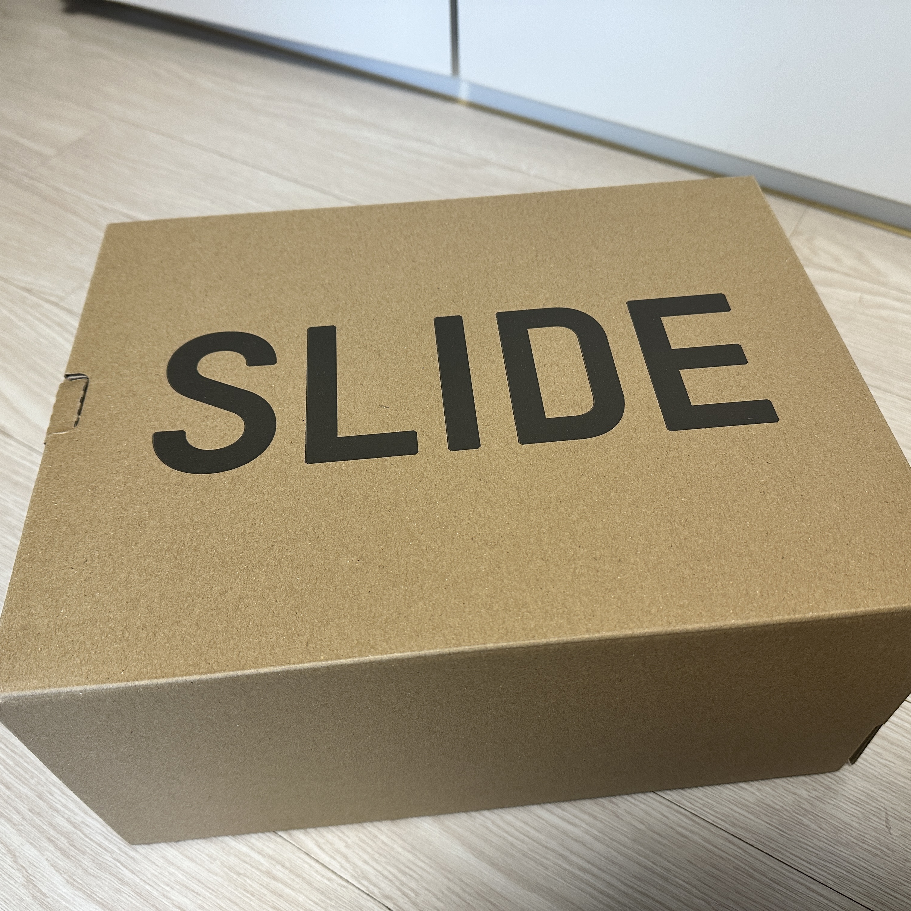 Adidas Yeezy Slide Onyx 착용 스타일 - 2