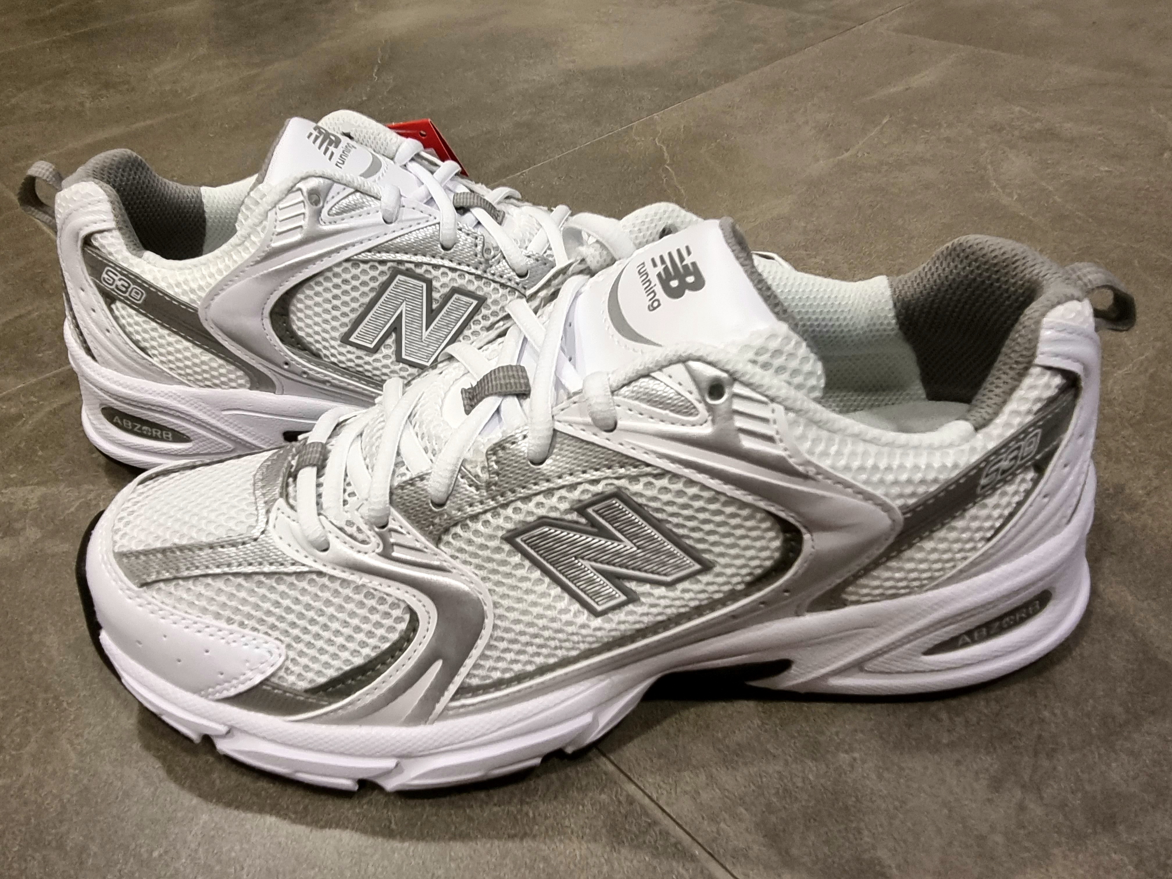 New Balance 530 White Silver 착용 스타일 - 2