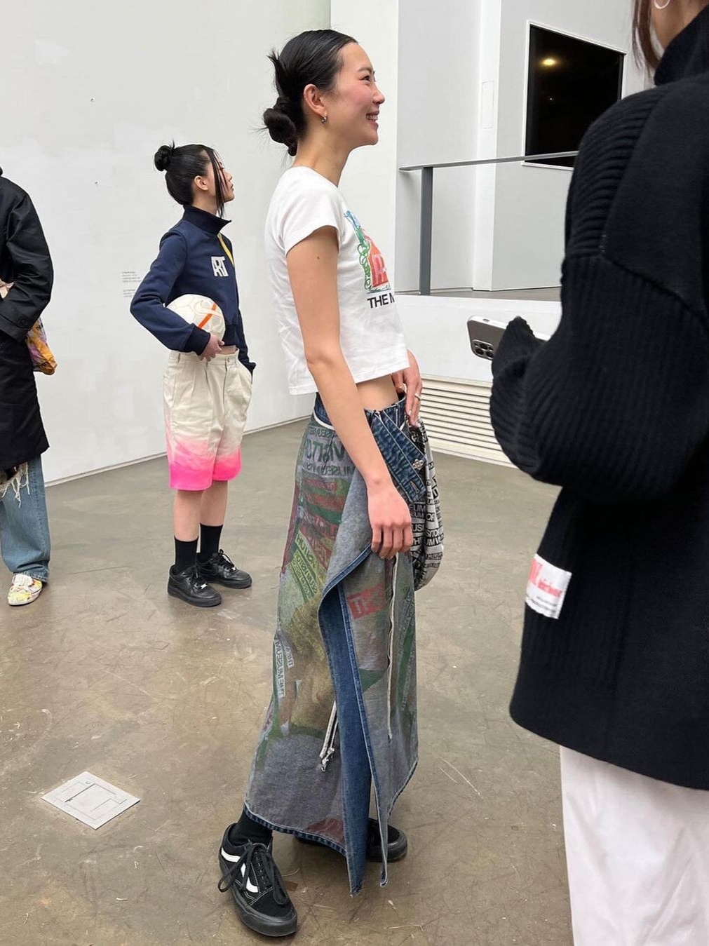 The Museum Visitor Flower Printed Reversible Lap Skirt  -23PS, The Museum Visitor Women Crayon Art Printed T-Shirts White 착용 스타일 - 1