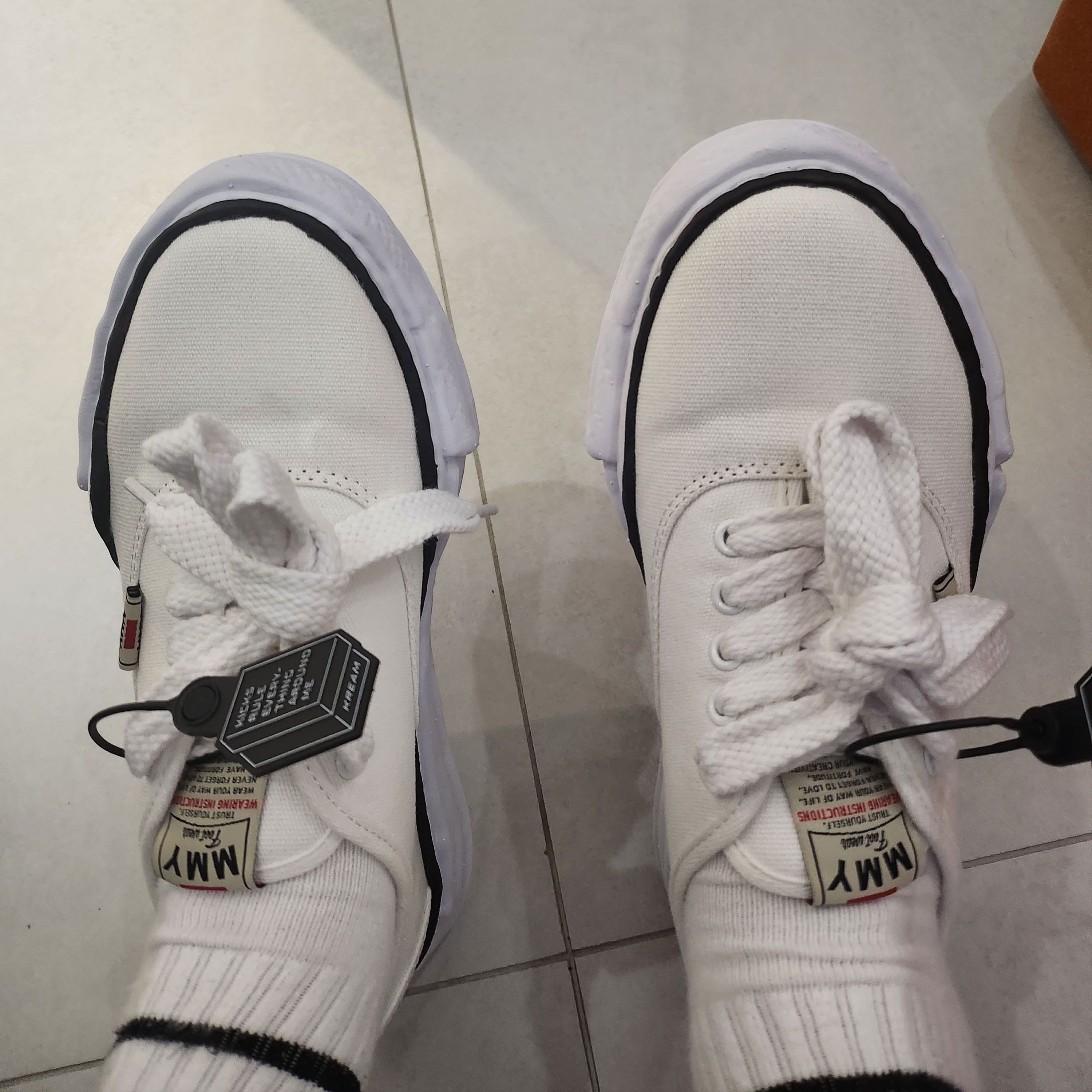 Maison Mihara Yasuhiro Baker OG Sole Canvas Low Cut Sneakers White 착용 스타일