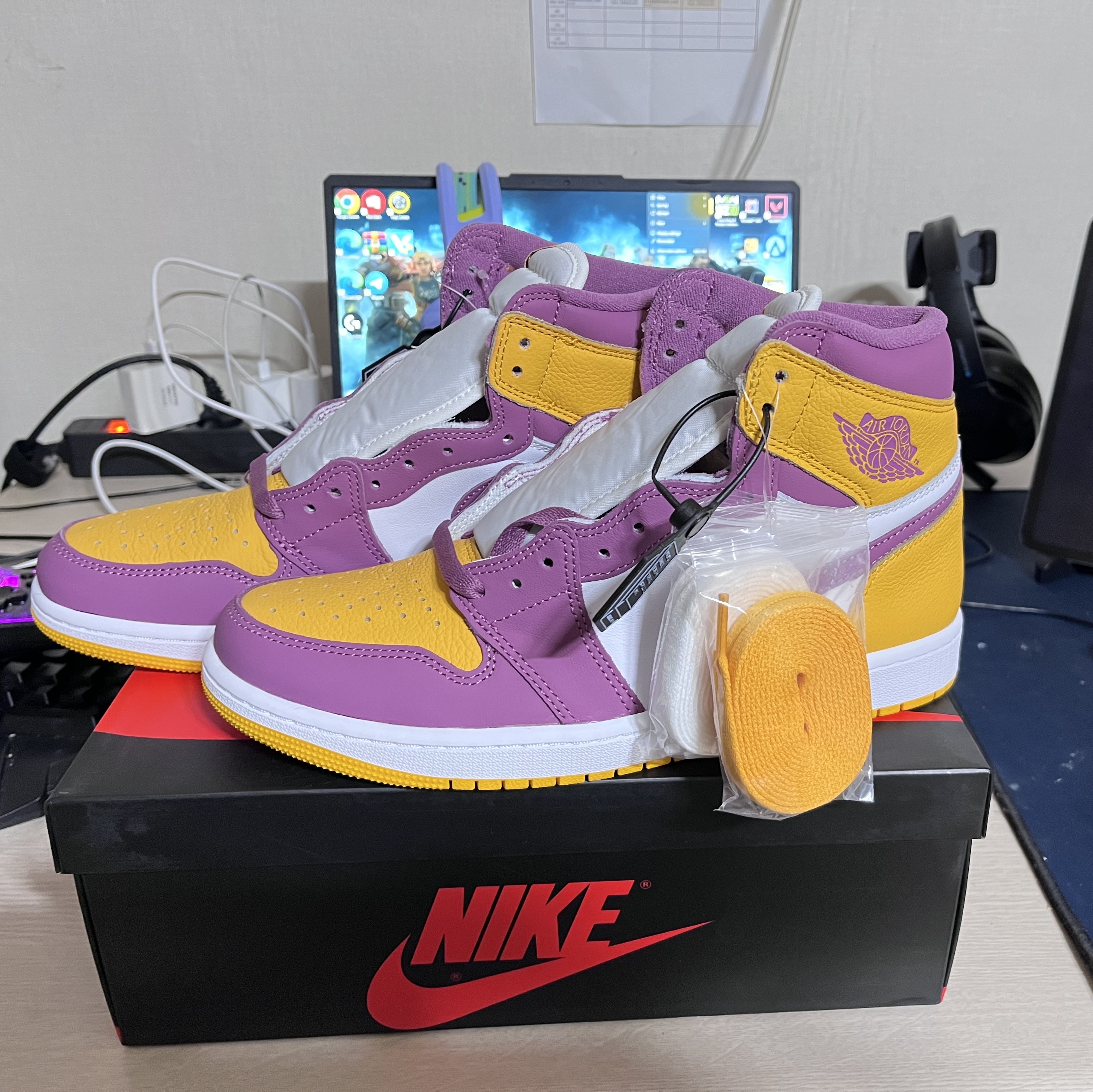 Jordan 1 Retro High OG University Gold Light Bordeaux 착용 스타일