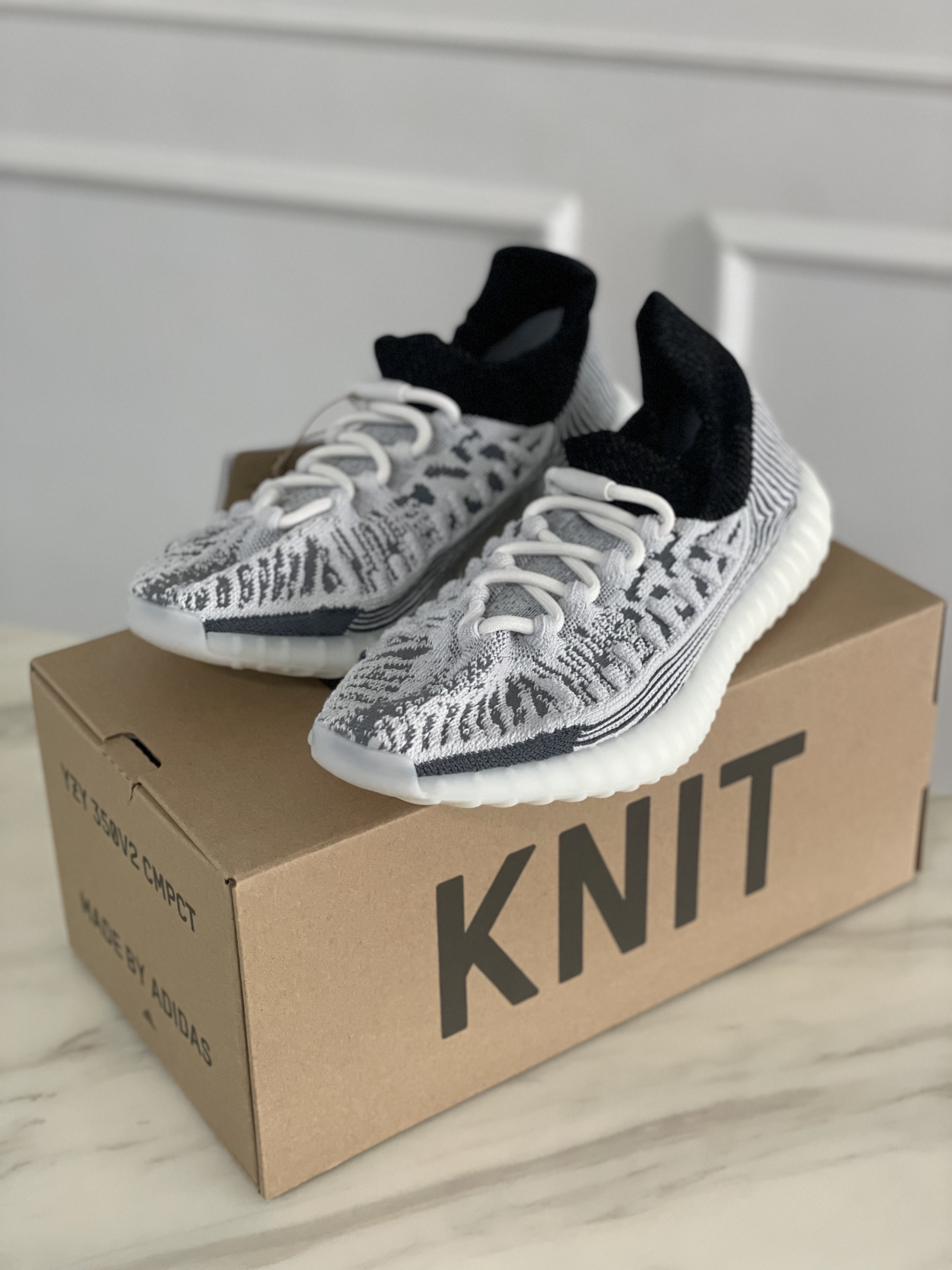 Adidas Yeezy 350 V2 CMPCT Slate White 착용 스타일