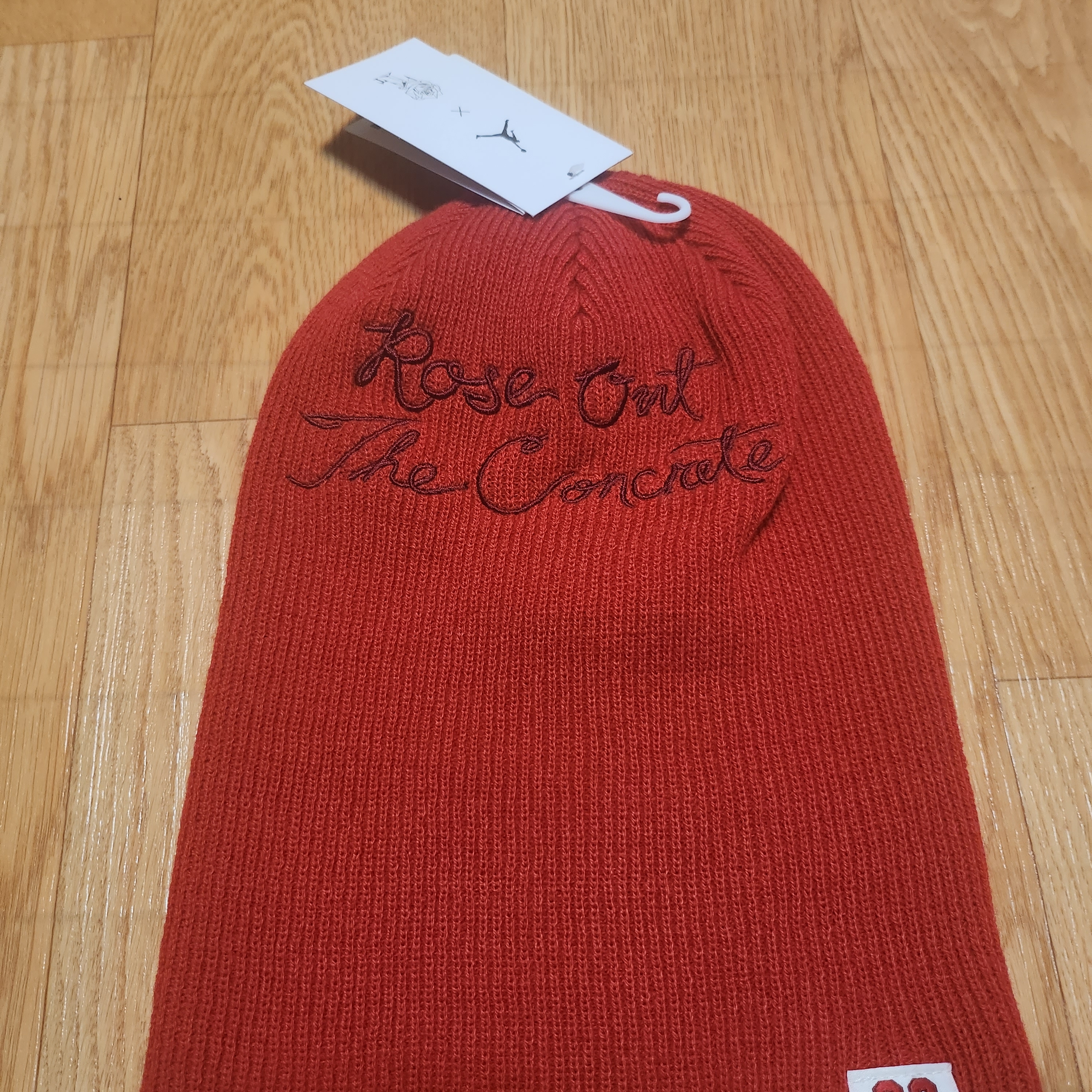Jordan x Teyana Taylor Terra Beanie Salsa Red 착용 스타일 - 3