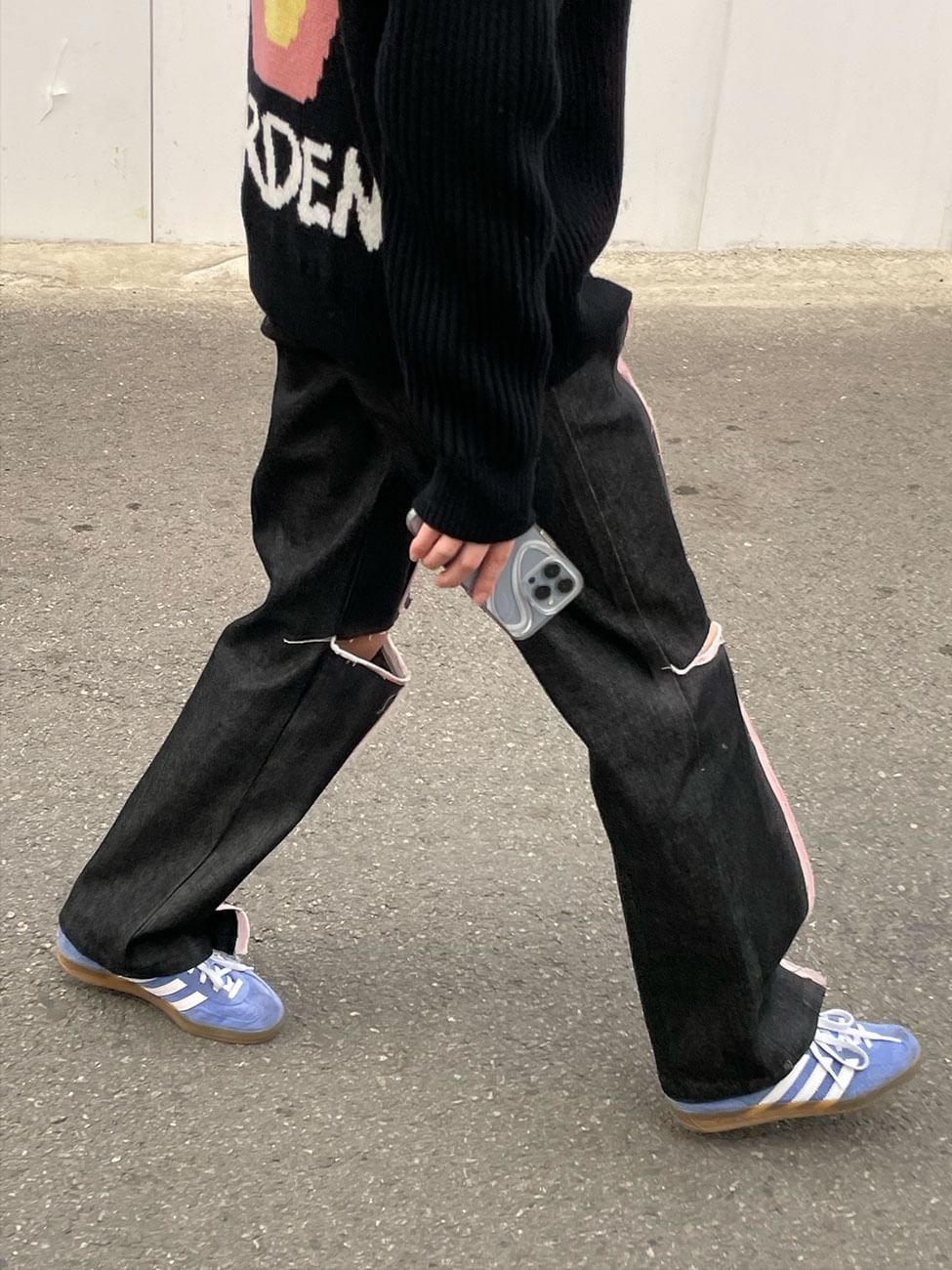 The Museum Visitor Sprayed Cut-Out Denim Pants 착용 스타일 - 3