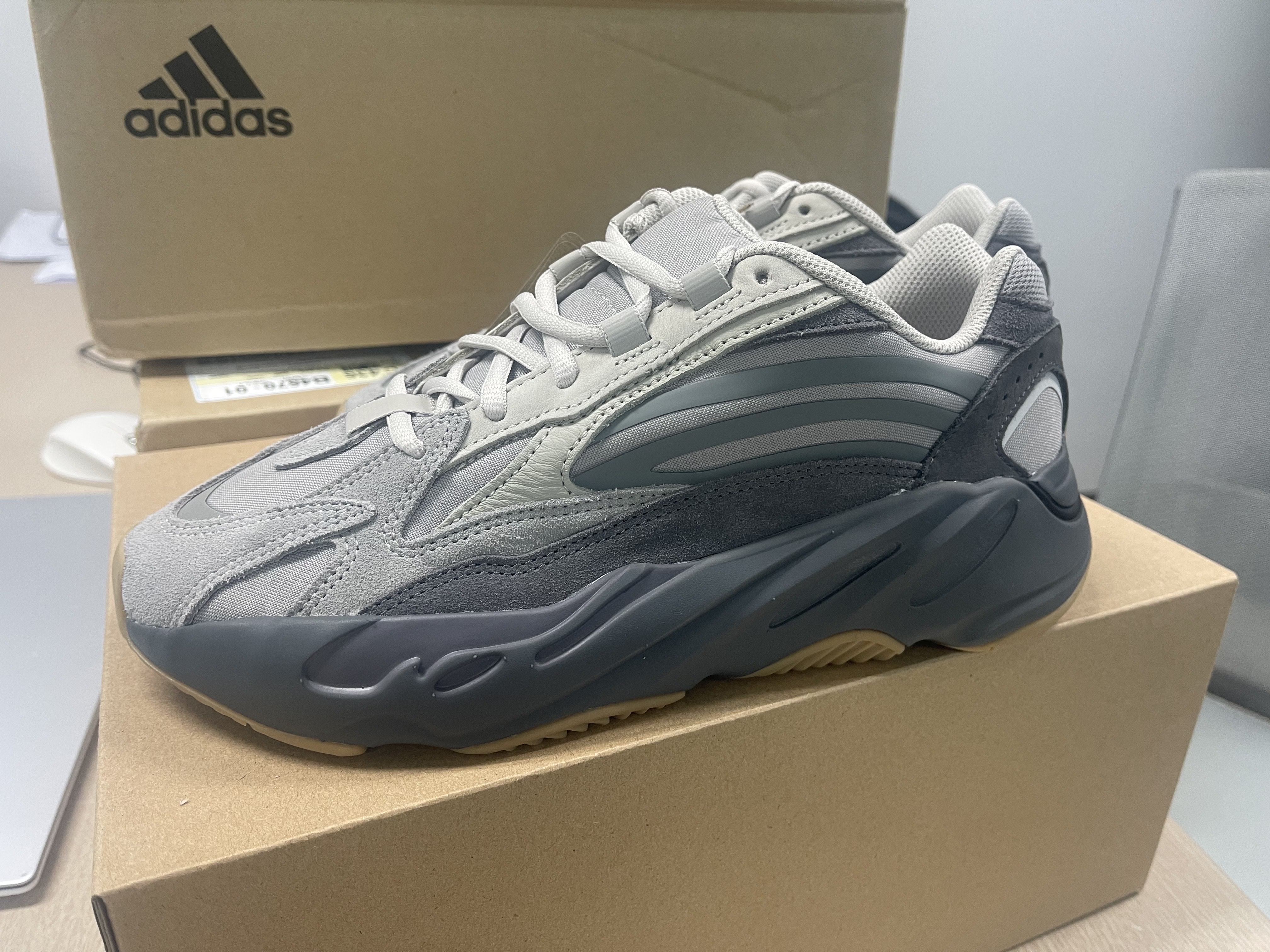 Adidas Yeezy Boost 700 V2 Tephra 2023 착용 스타일 - 1