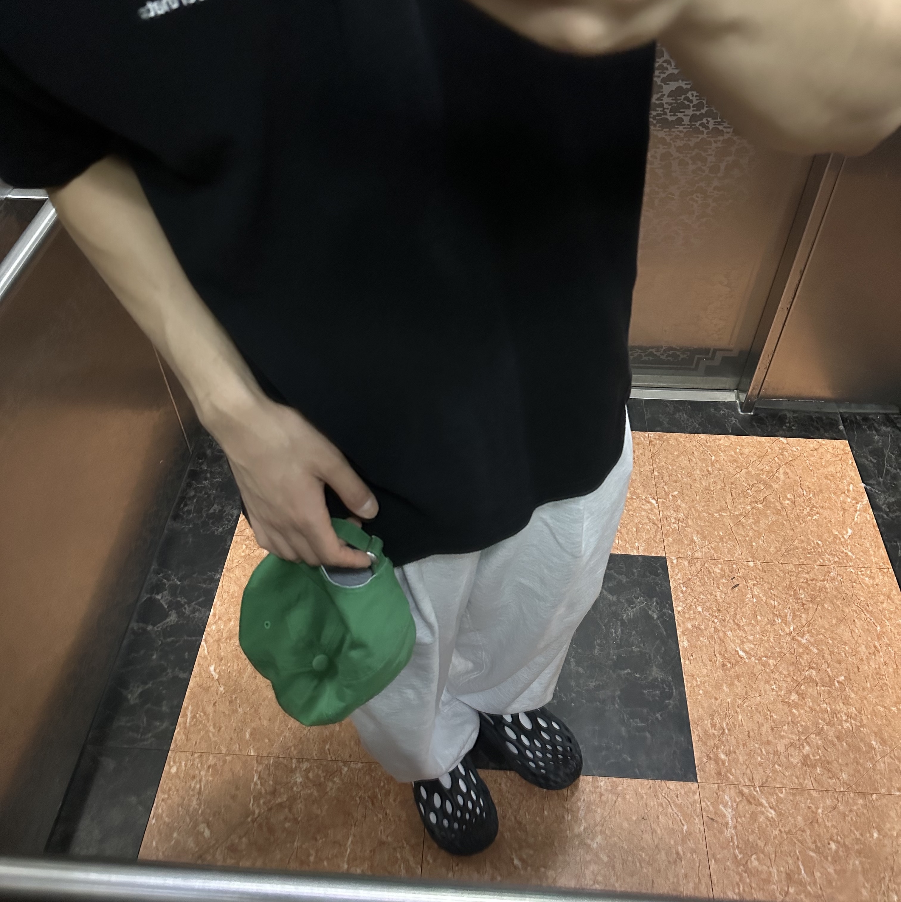 머렐 하이드로 목 블랙 착용 스타일 - 1