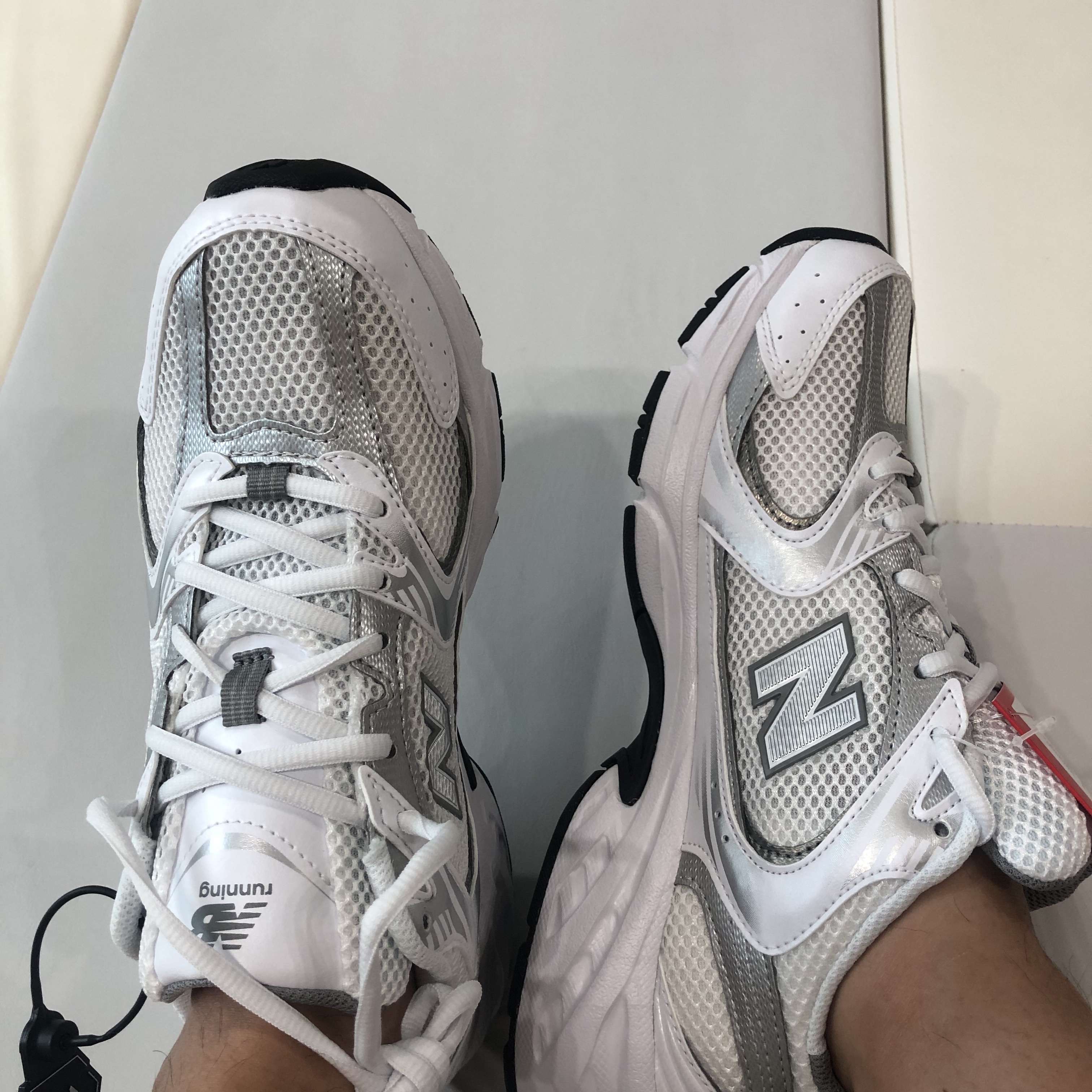 New Balance 530 White Silver 착용 스타일