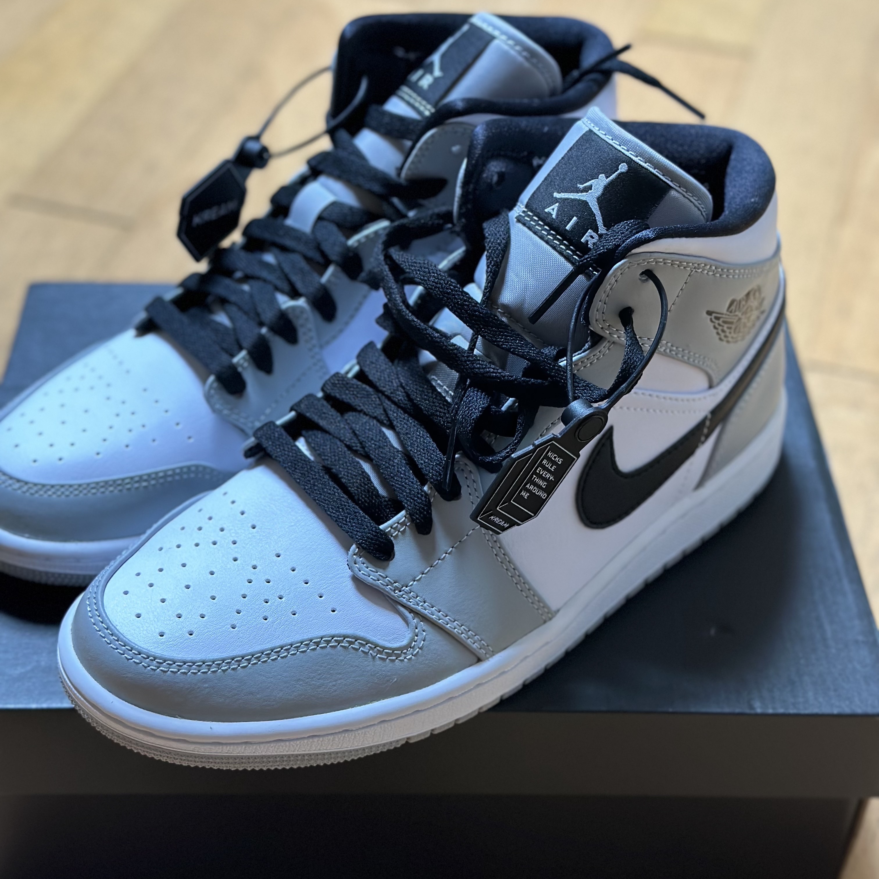 Jordan 1 Mid Light Smoke Grey 착용 스타일