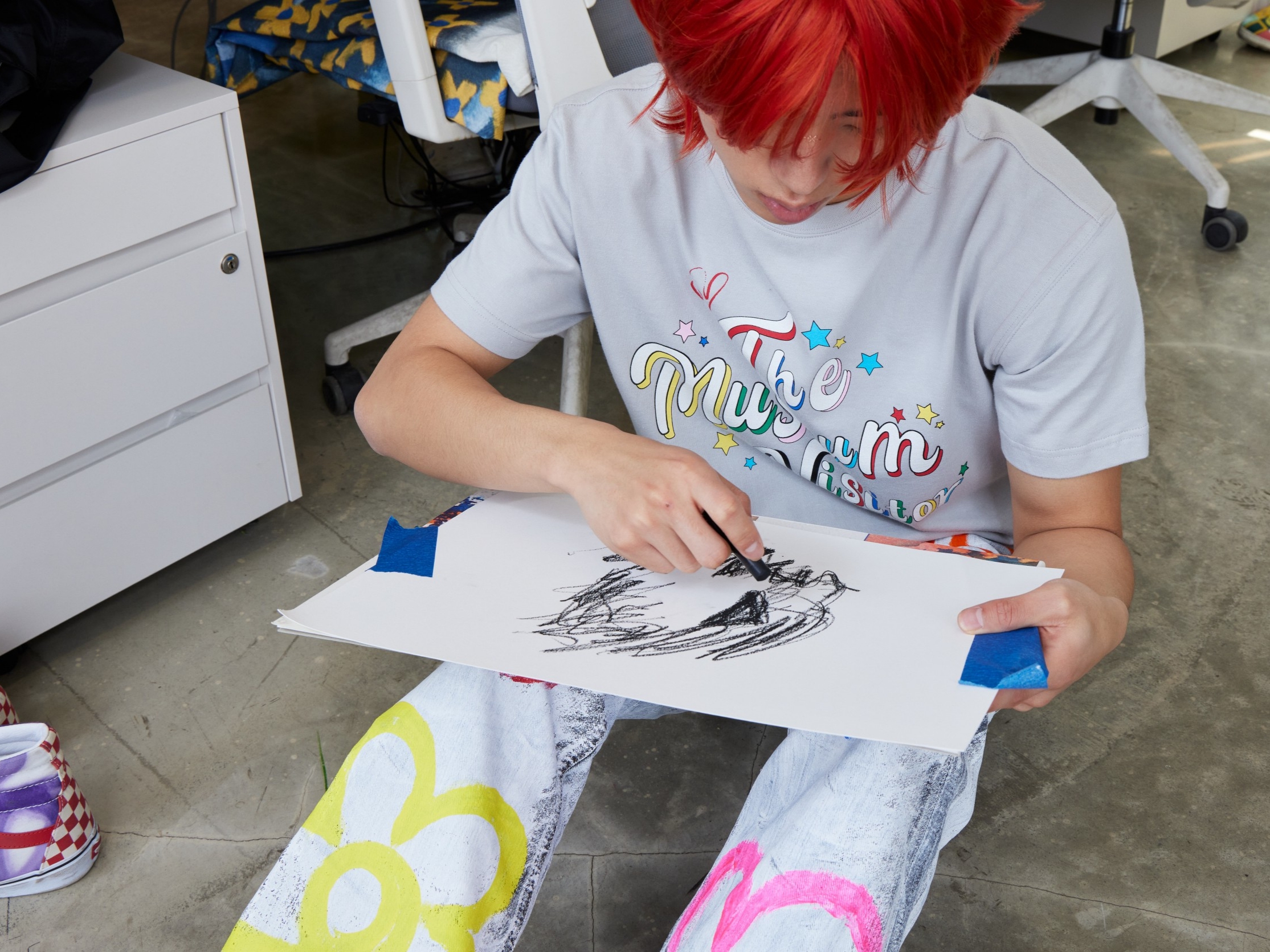 The Museum Visitor Party Glitter Logo T-Shirts Light Grey 착용 스타일