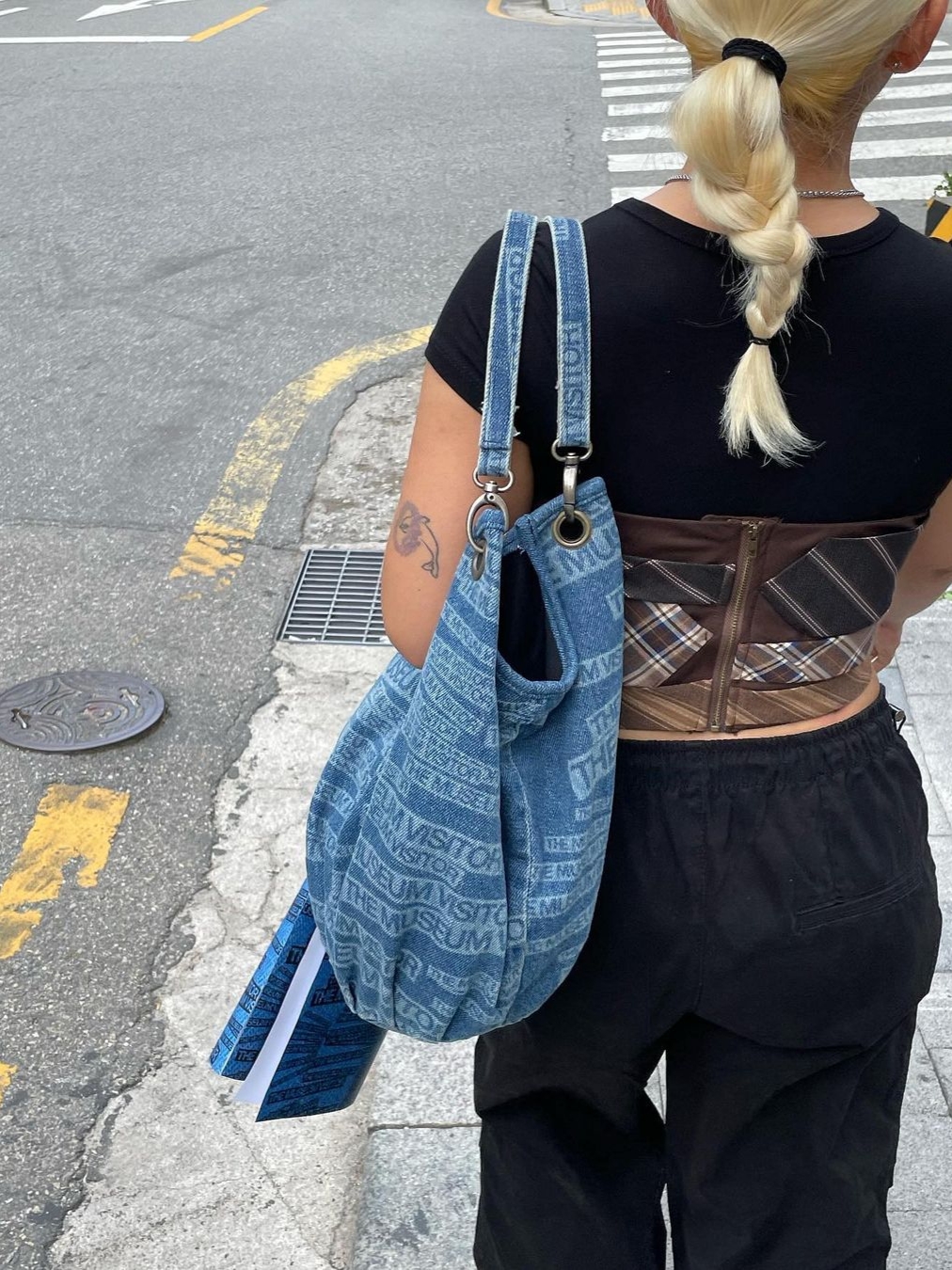 The Museum Visitor Logo Printed Totebag Washed Blue 착용 스타일 - 1