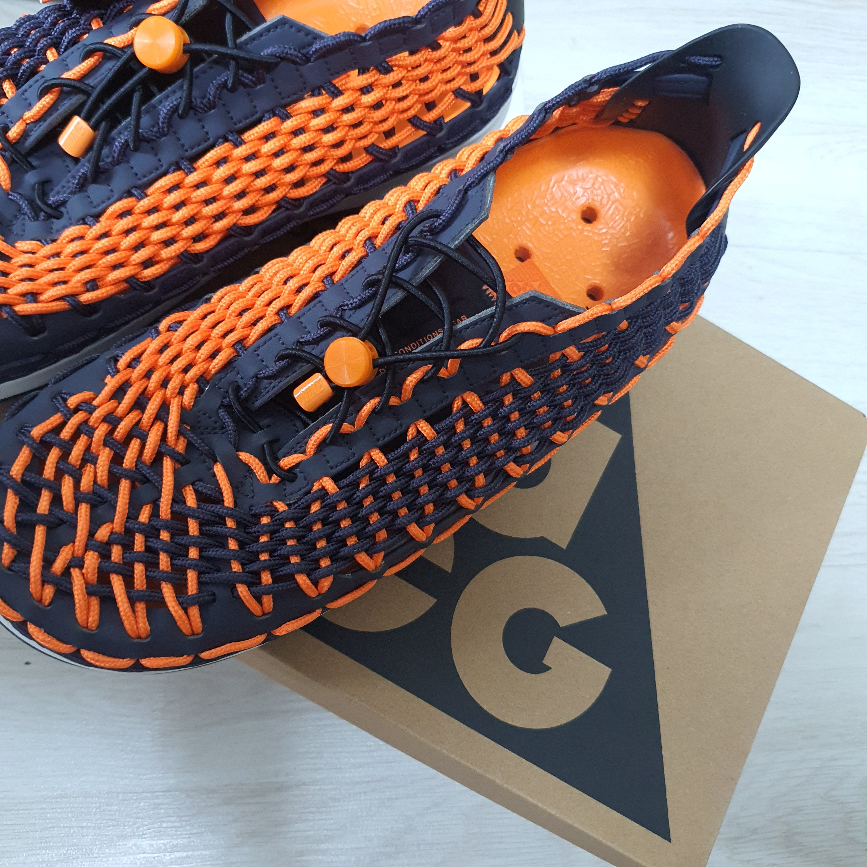 Nike ACG Watercat+ Bright Mandarin and Gridiron 착용 스타일 - 2