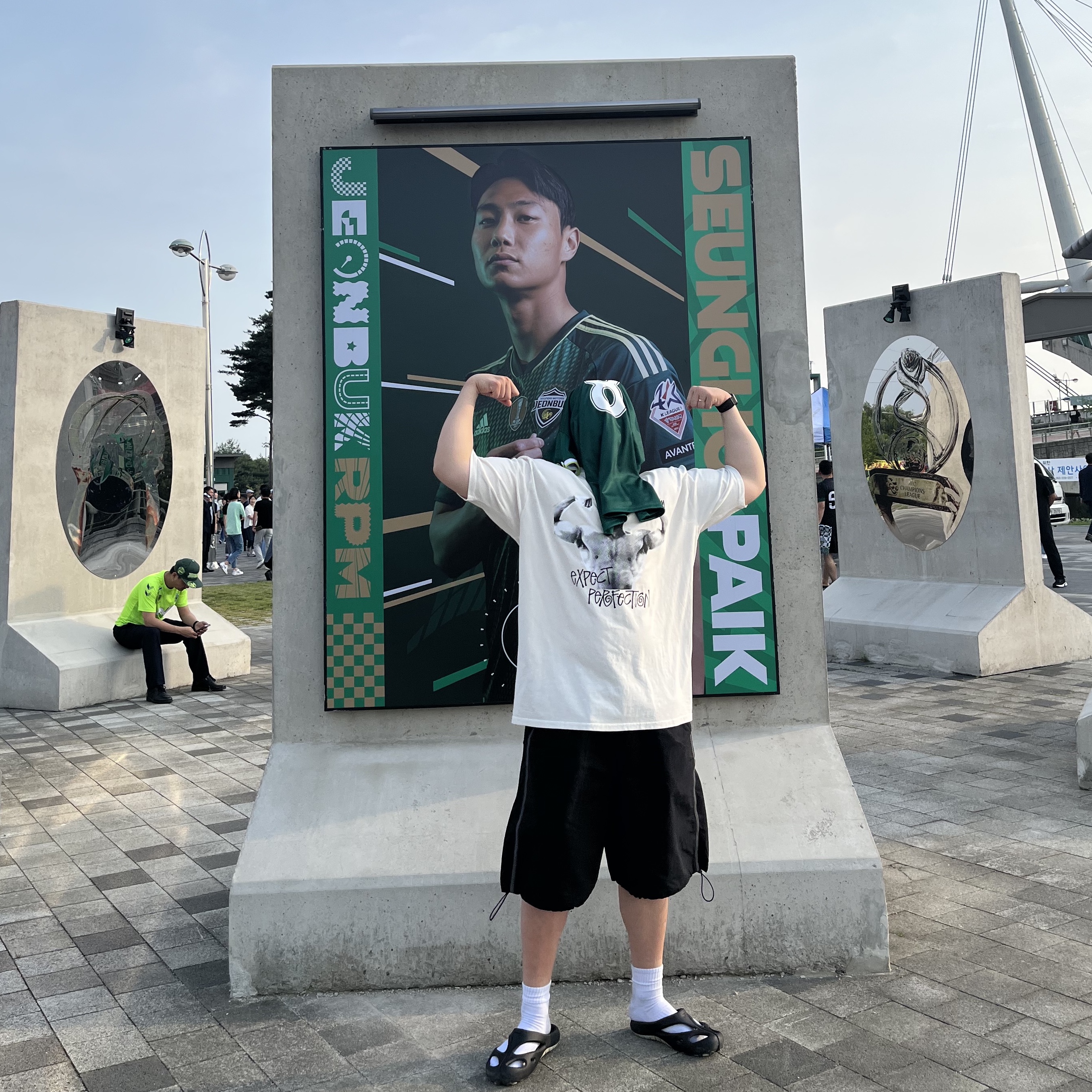 스투시 x 마틴 로즈 스탠드 펌 피그먼트 다이드 티셔츠 내츄럴, 킨 샨티 블랙 던 블루 착용 스타일 - 1