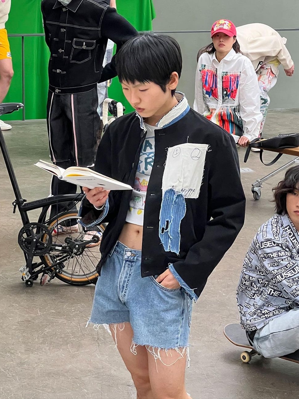 The Museum Visitor Damaged Archive Jacket -23PS 착용 스타일